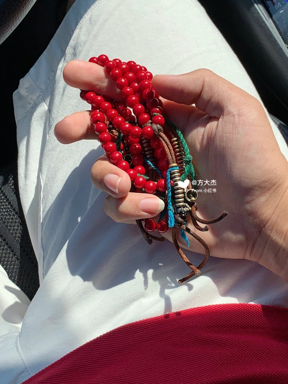 殊胜的一代怀业红念珠 很藏风的原始搭配 有幸结缘,感恩!