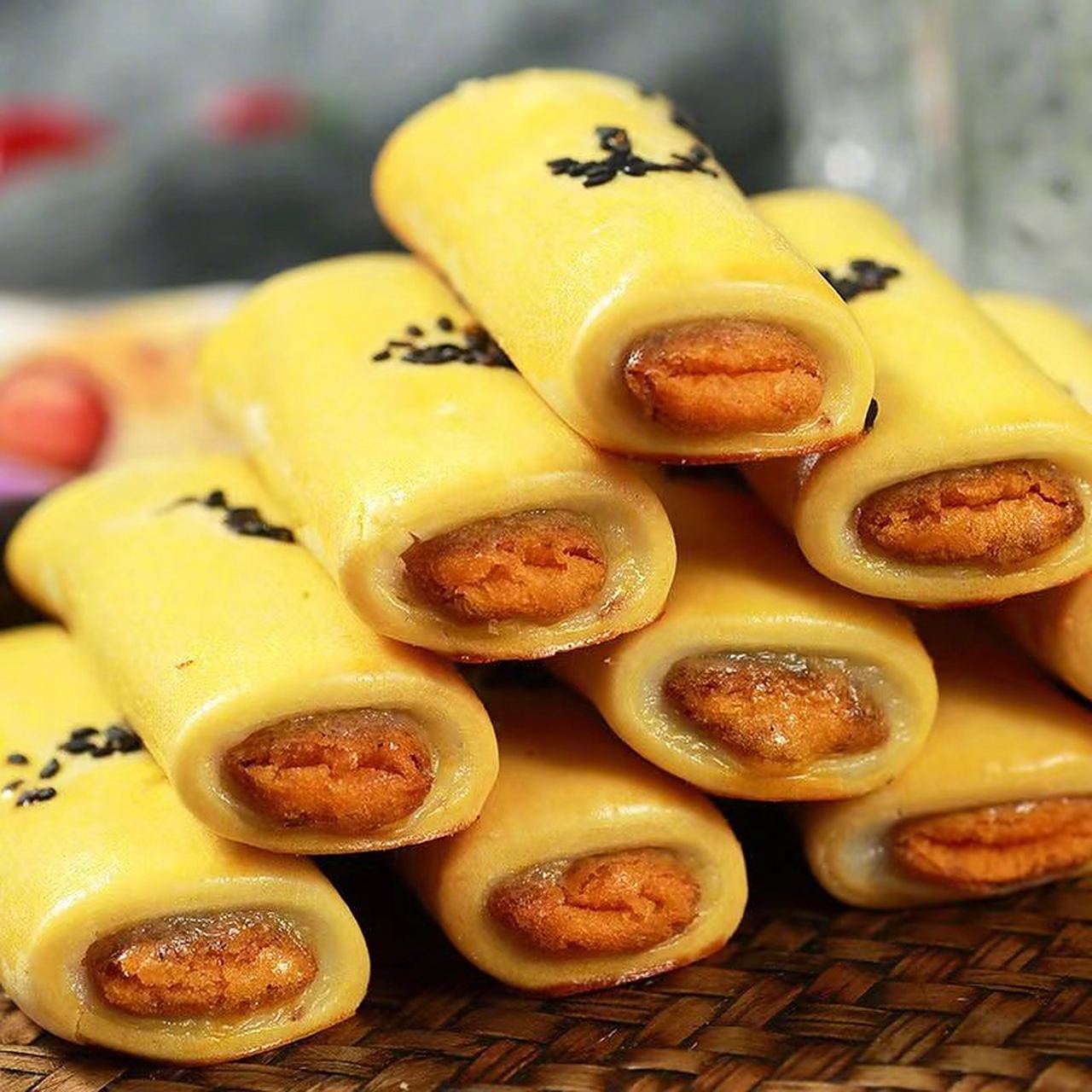 这是一款口感酥脆,香甜可口的肉松蛋黄卷,每包都包含了15条实惠装