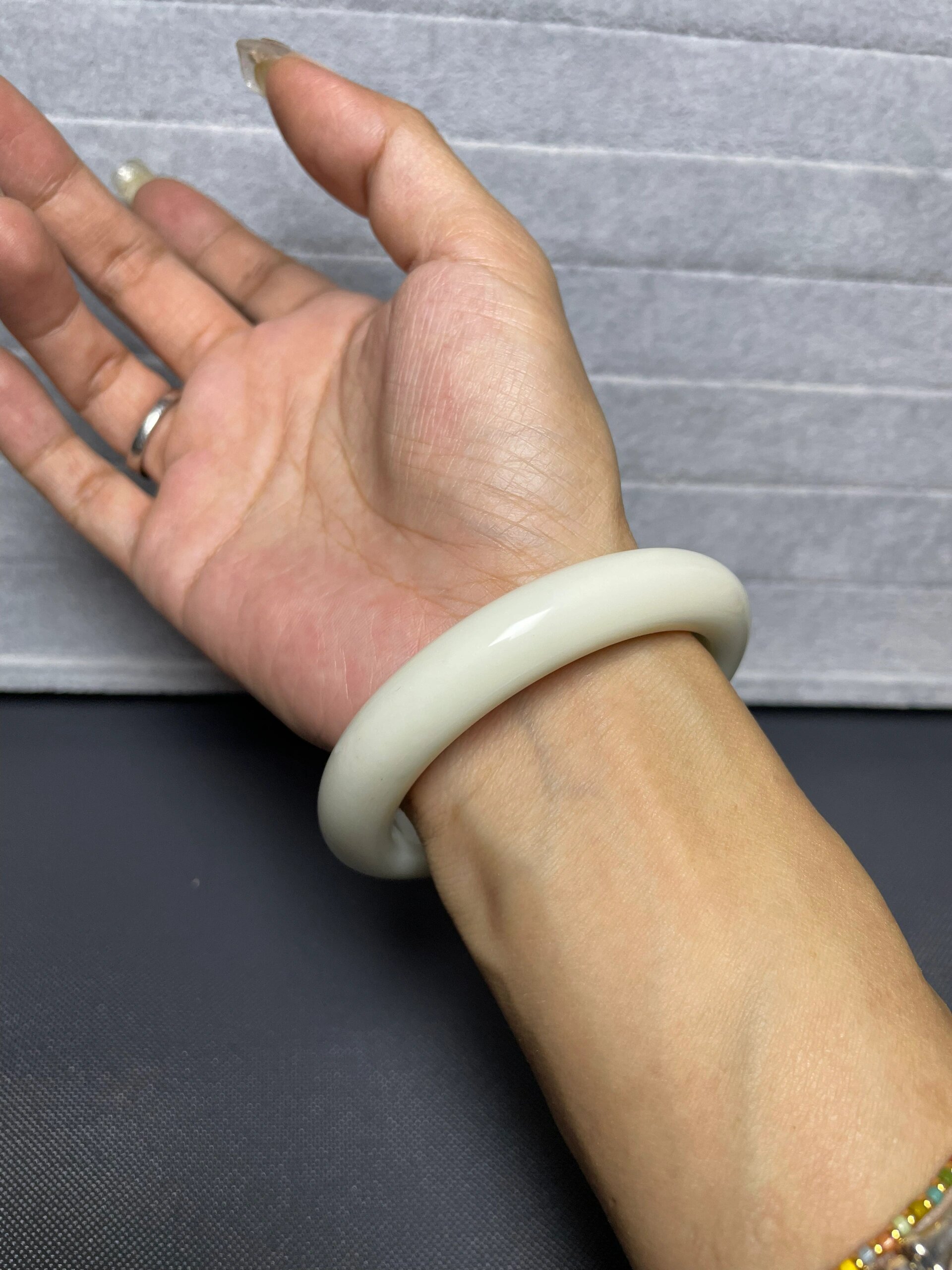 小圈口福利 岫玉花玉骨头白手镯 小圈口福利 岫玉花玉骨头白手镯,圈口