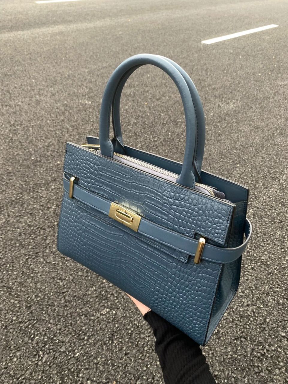 这个包包牛皮的看起来就很有质感 版型很正 硬挺的不会软趴趴 日常