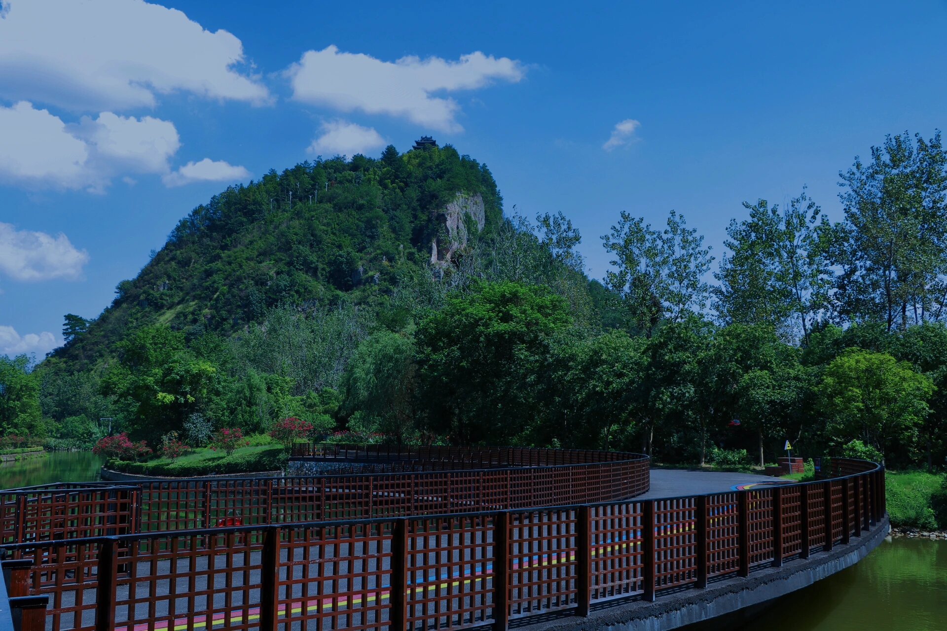 丽水松阳|独山驿站 独山驿站,的特色造型在湛蓝的天空下呈现,别是一番