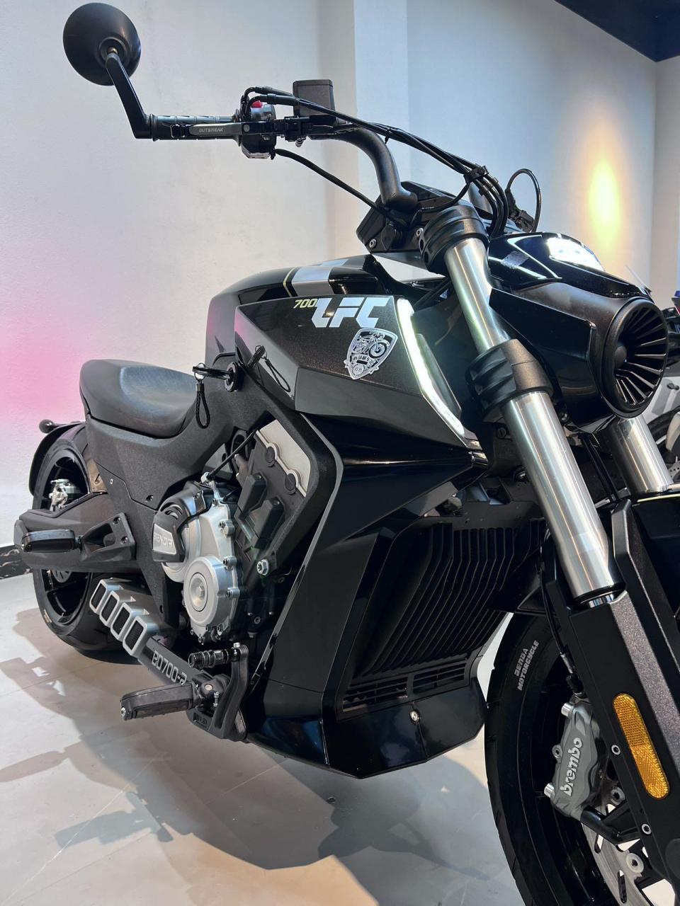 奔达02燎700 四缸电喷,鲍鱼刹车,  abs 大屏液晶,后胎320巨无霸