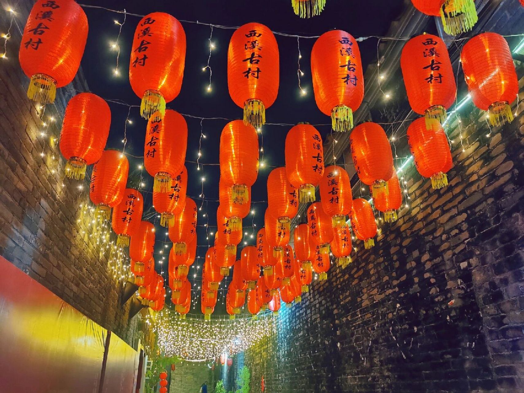 东莞周末好去处—寮步西溪古村 寮步西溪古村 夜景真的很美 走在湖边