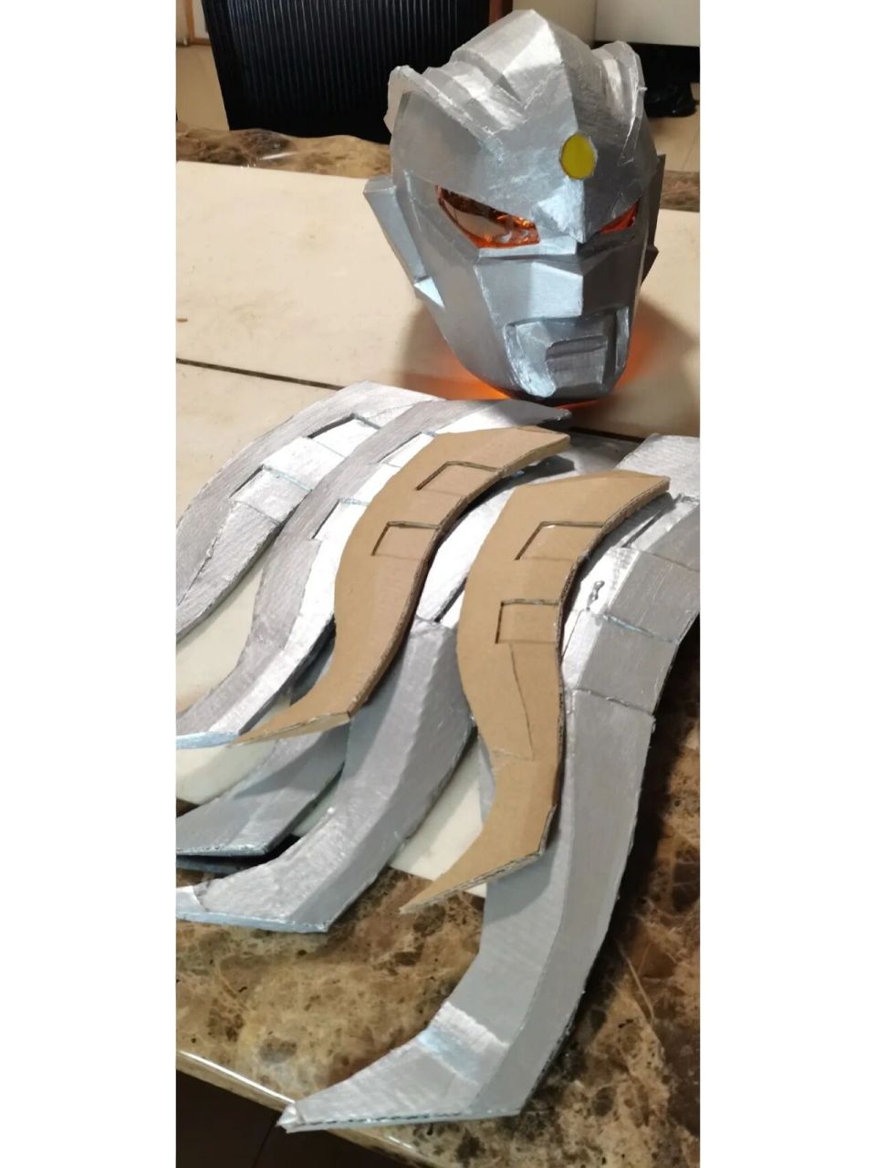 用硬纸板做一对赛罗头镖 手工diy 来试试吧 下载图纸和说明制作,过程