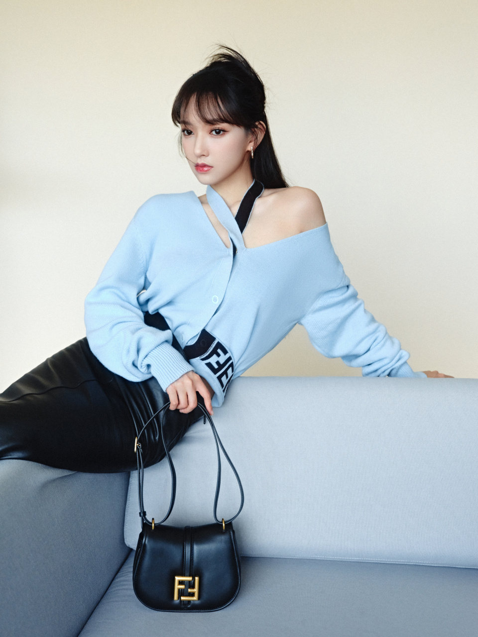 程潇蓝色魅力穿搭代言写真,纯粹至简,纤巧温婉