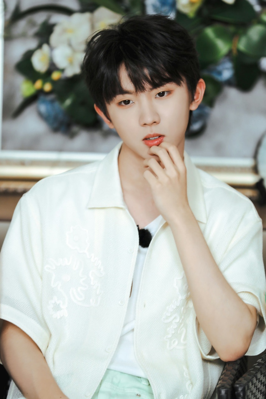 马嘉祺怼脸好精致# 镂空花朵刺绣衣服配上眼神清澈的小马@时代少年团