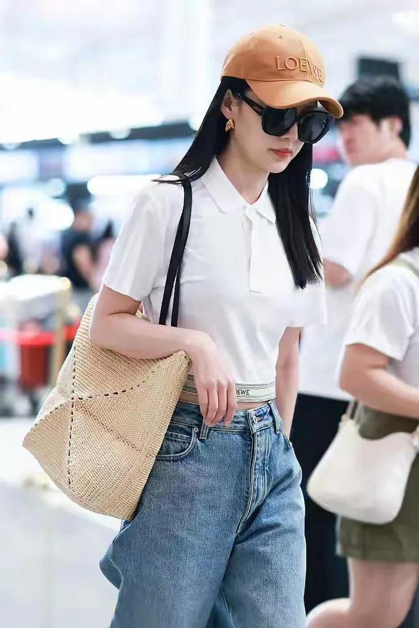 李沁机场随拍,墨镜棒球帽是标配,米色斜挎包吸引眼球,似乎是可以折叠