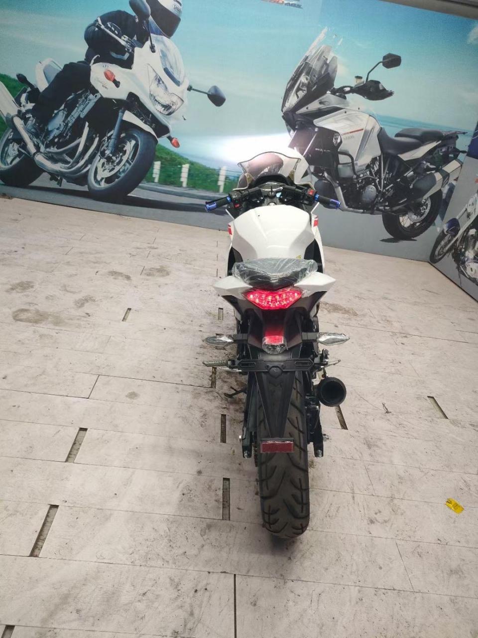 极品雅马哈款r35,液晶表六速双缸350m4排气,双恶魔眼,最高配置几乎