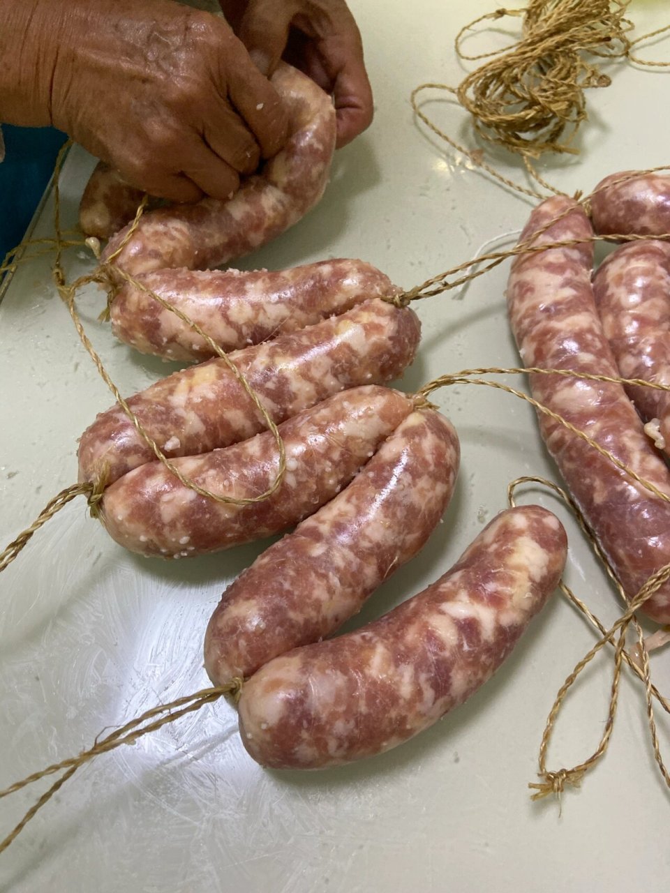 自制广式腊肉,新手也可以成功 腊肉的配方: 10斤猪肉,150克盐,150克糖