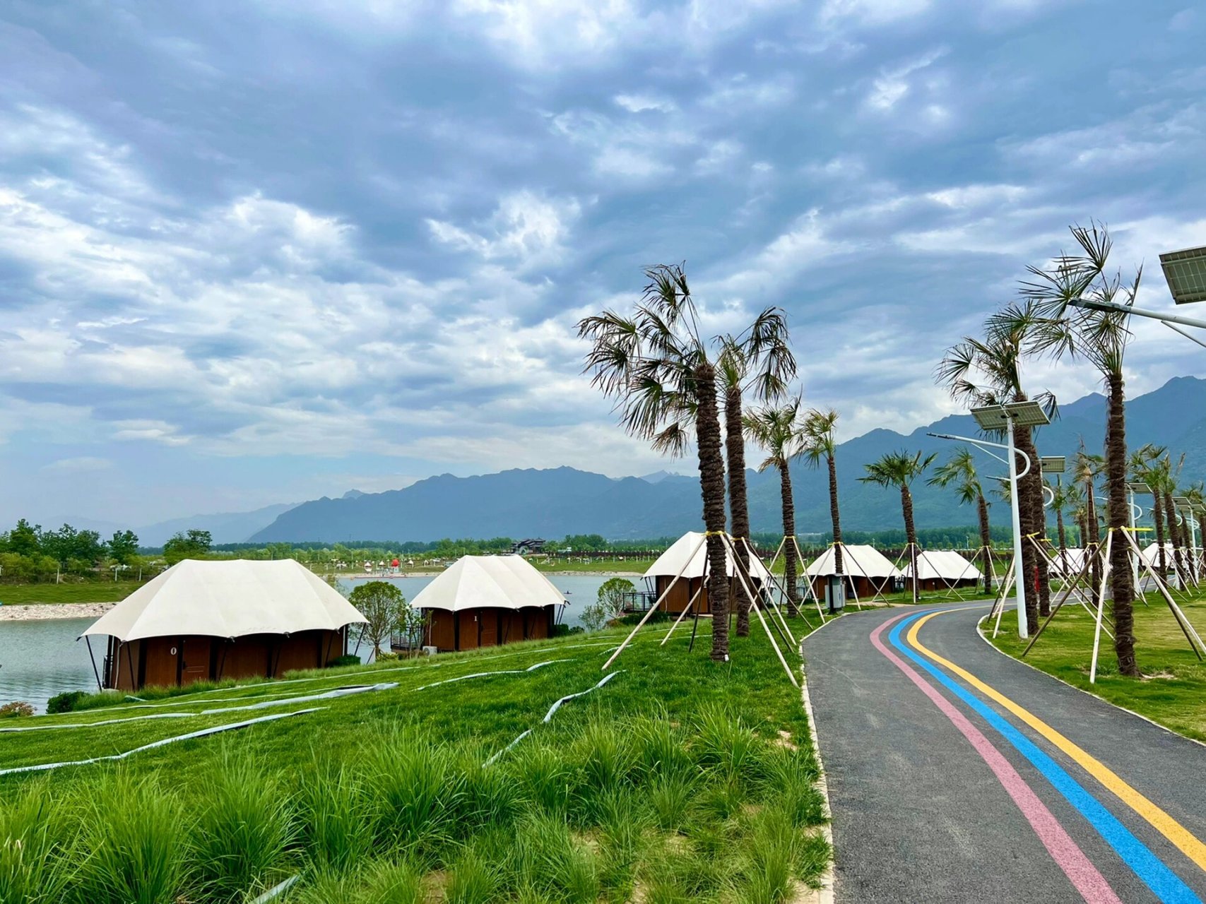 订间木屋,租个天幕,自己带上烧烤食材,叫上三五好友,在多8安岛就度过