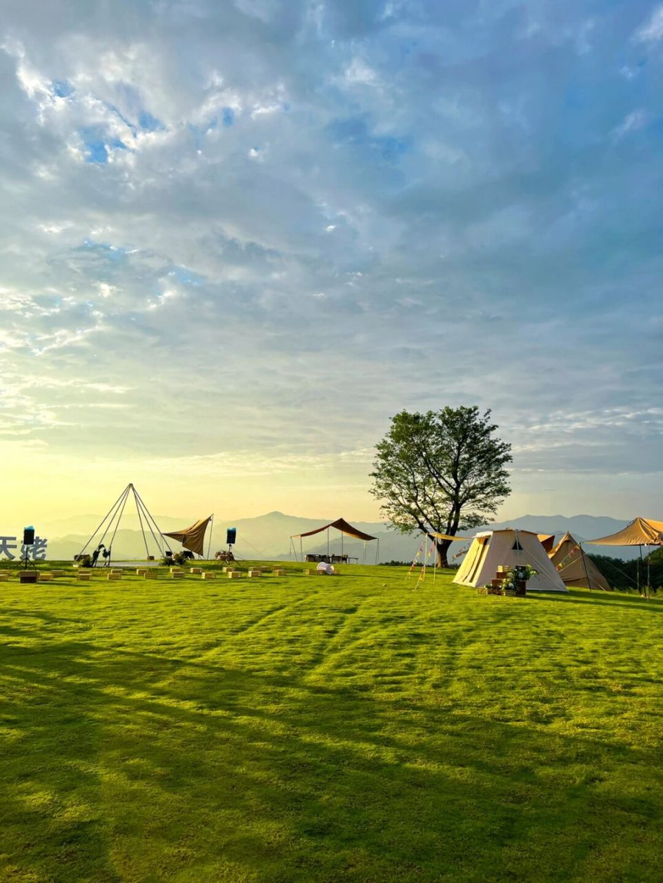 5h,我们发现了一块神仙露营地: 	 99天姥山露营营地 	 本来是来天姥