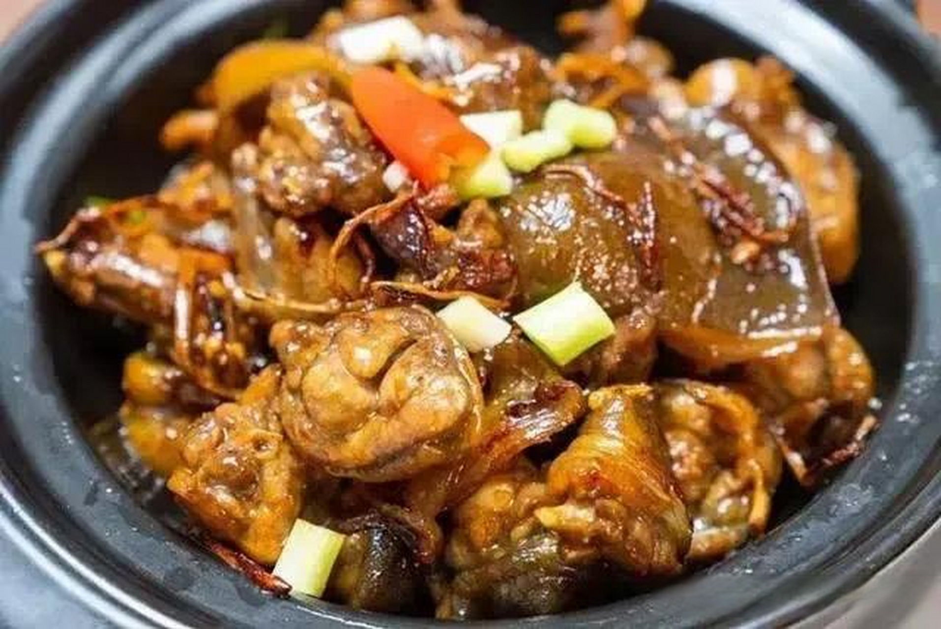 春季吃什么养生黄焖甲鱼的特点是操作简单,农家味十足,吃到嘴里酥而不