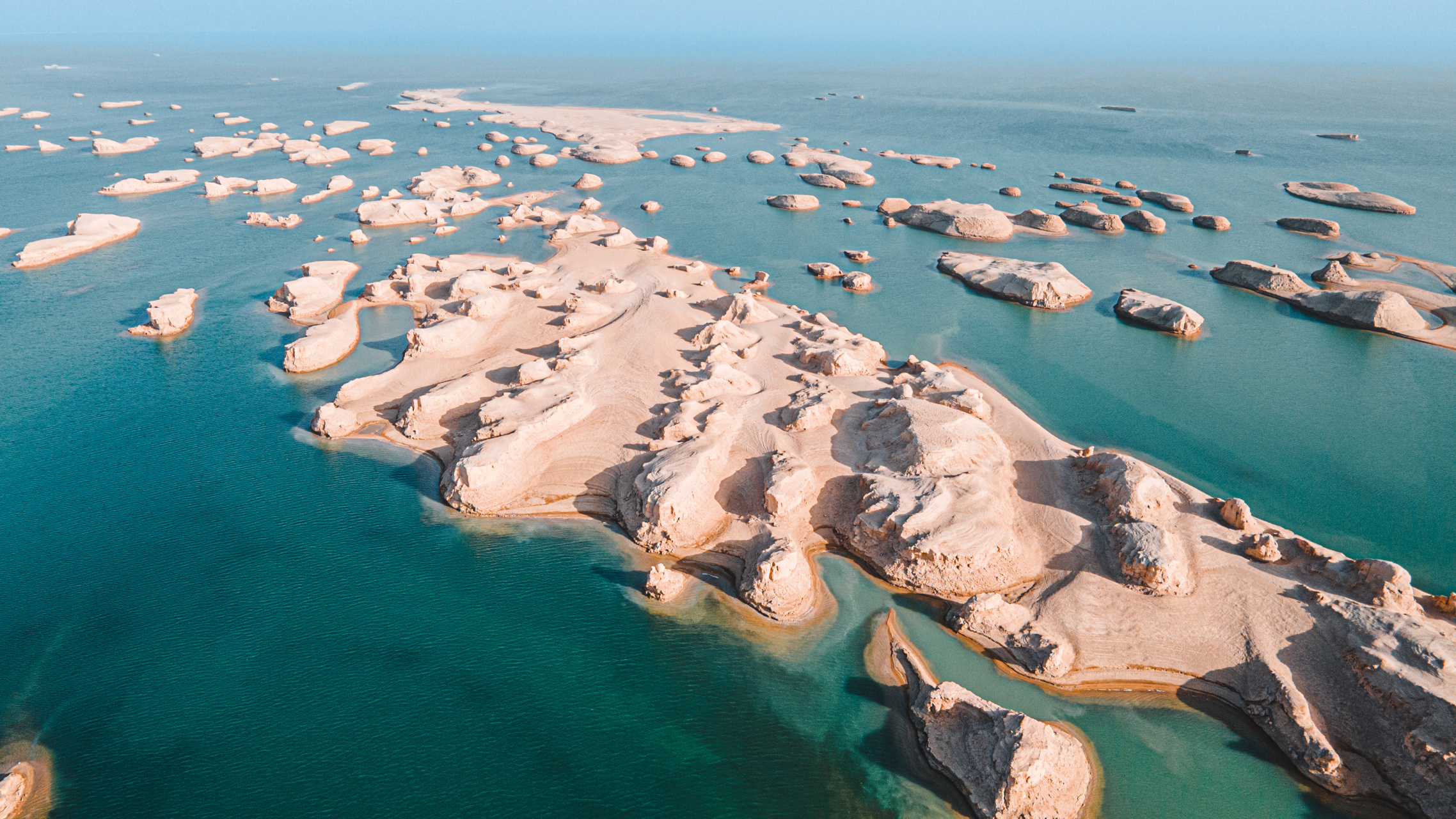 地质运动和时空苍变,孕育出一片世界面积最大,最为壮观的水上雅丹景观