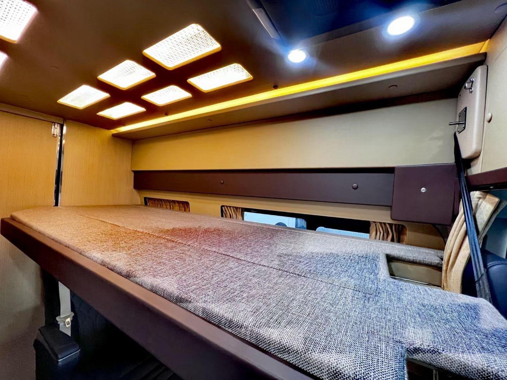 途酷神行者后置厨卫b型房车 上牌时间:2020年9月 底盘名称:福特新全顺