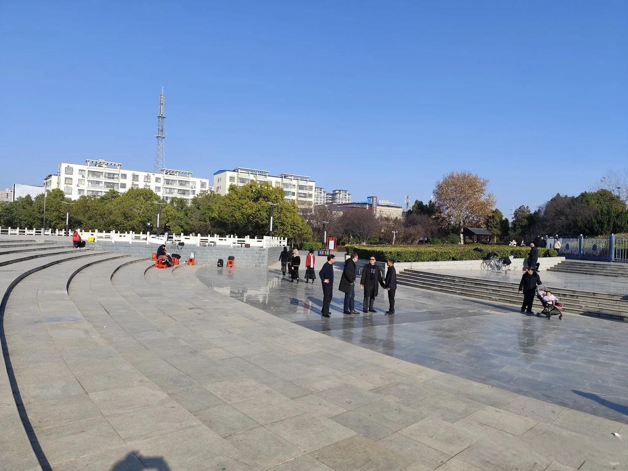 大街上人不多,人们都在公园里