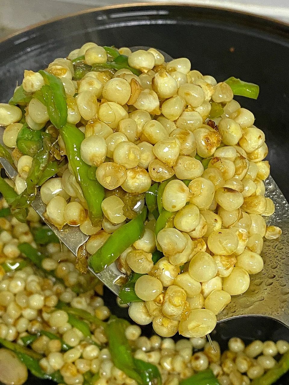 青椒炒玉米粒,我炫了两大碗米饭90 青椒炒玉米粒好好吃啊,做法也很