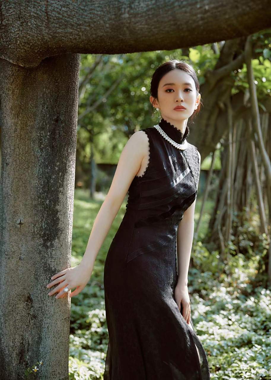 演员黄尧 出席#金鸡奖提名者表彰仪式# ,她身穿新中式黑色旗袍,恬静