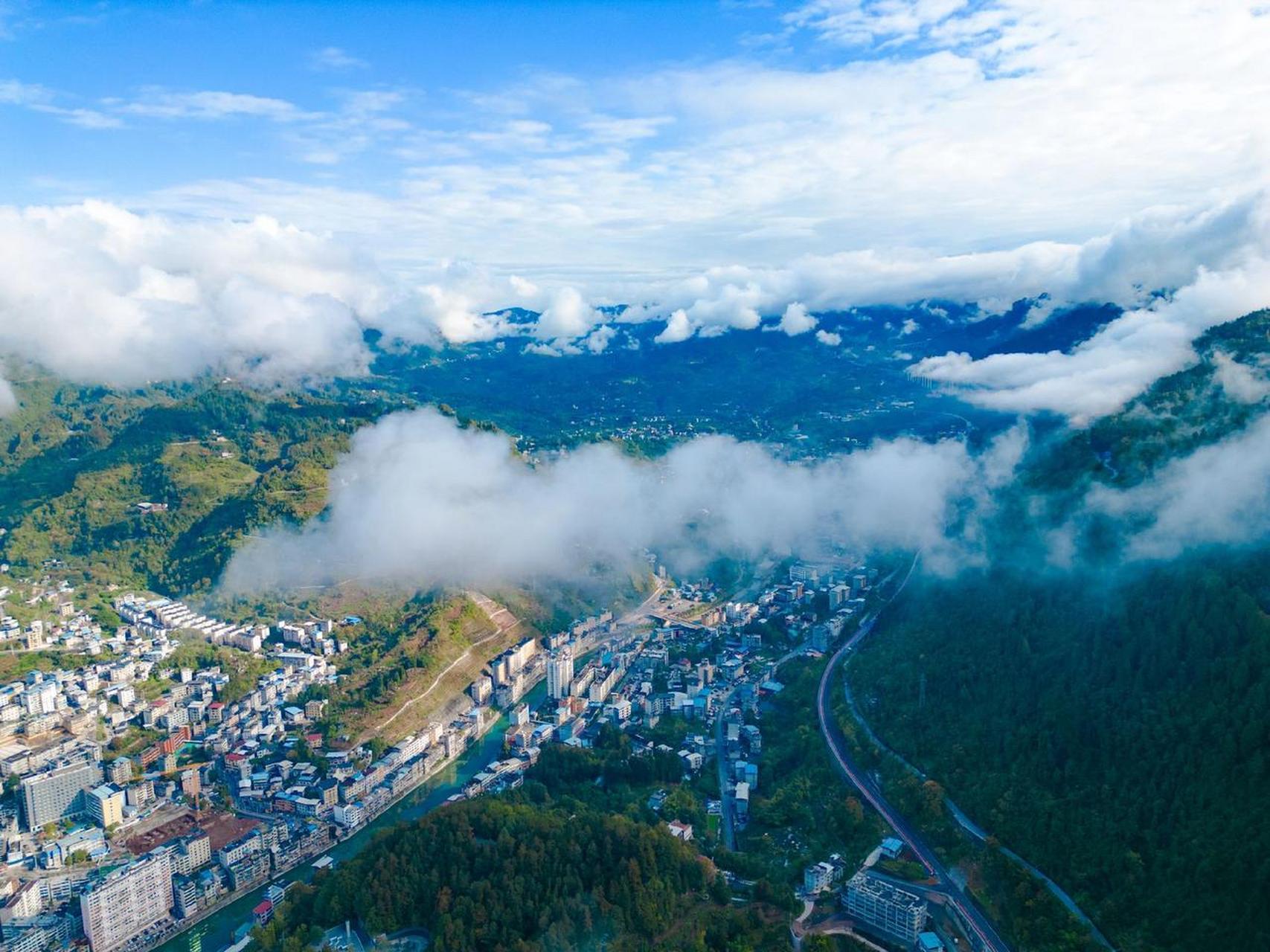 航拍云雾缭绕的鹤峰县城.这里是神仙居住的地方吗?