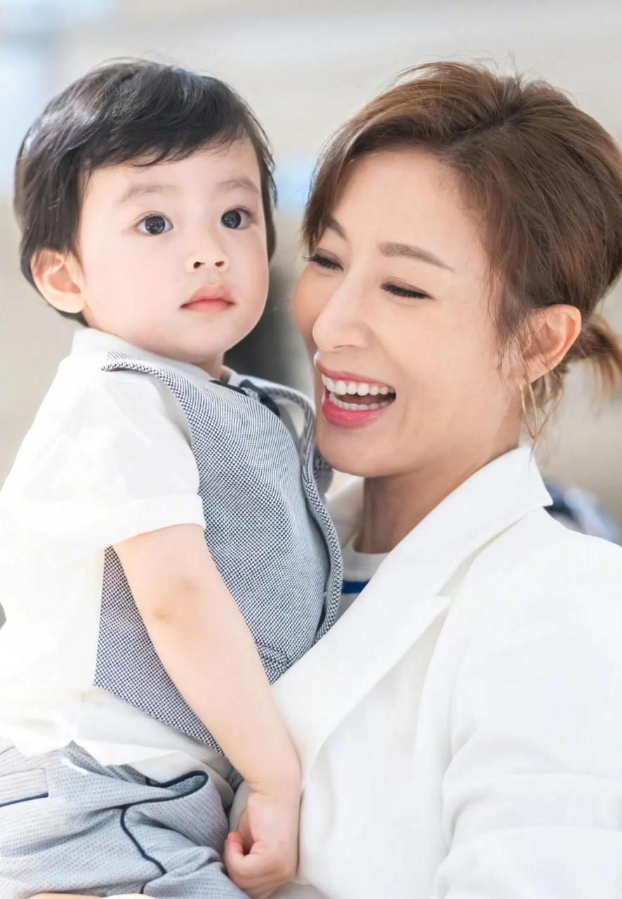 杨怡罗仲谦为女儿庆生,一双儿女完美继承父母基因,女儿漂亮儿子帅气