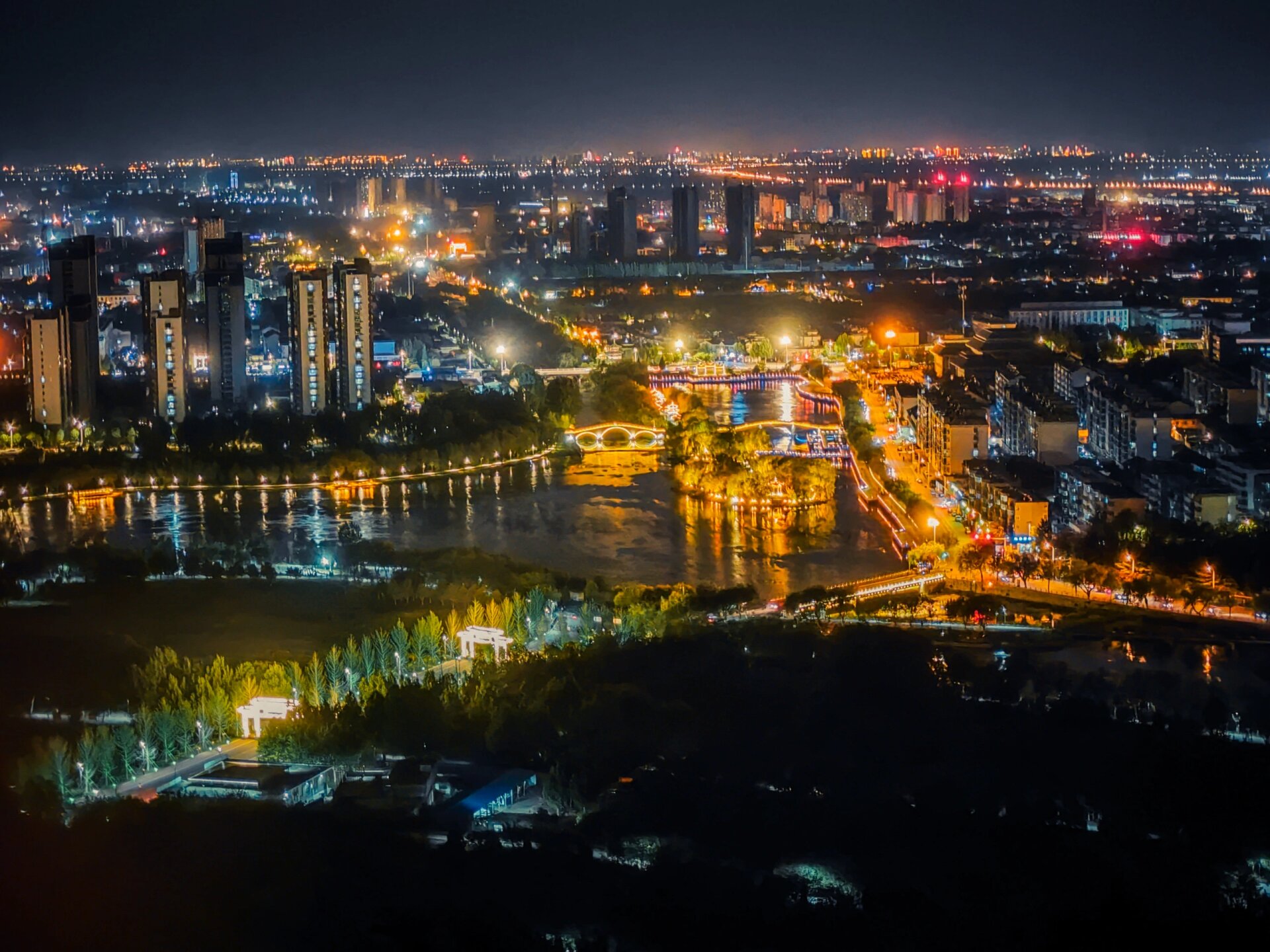 护驾山看夜景         护驾山是邹城市看夜景的绝佳地点,24小时开放