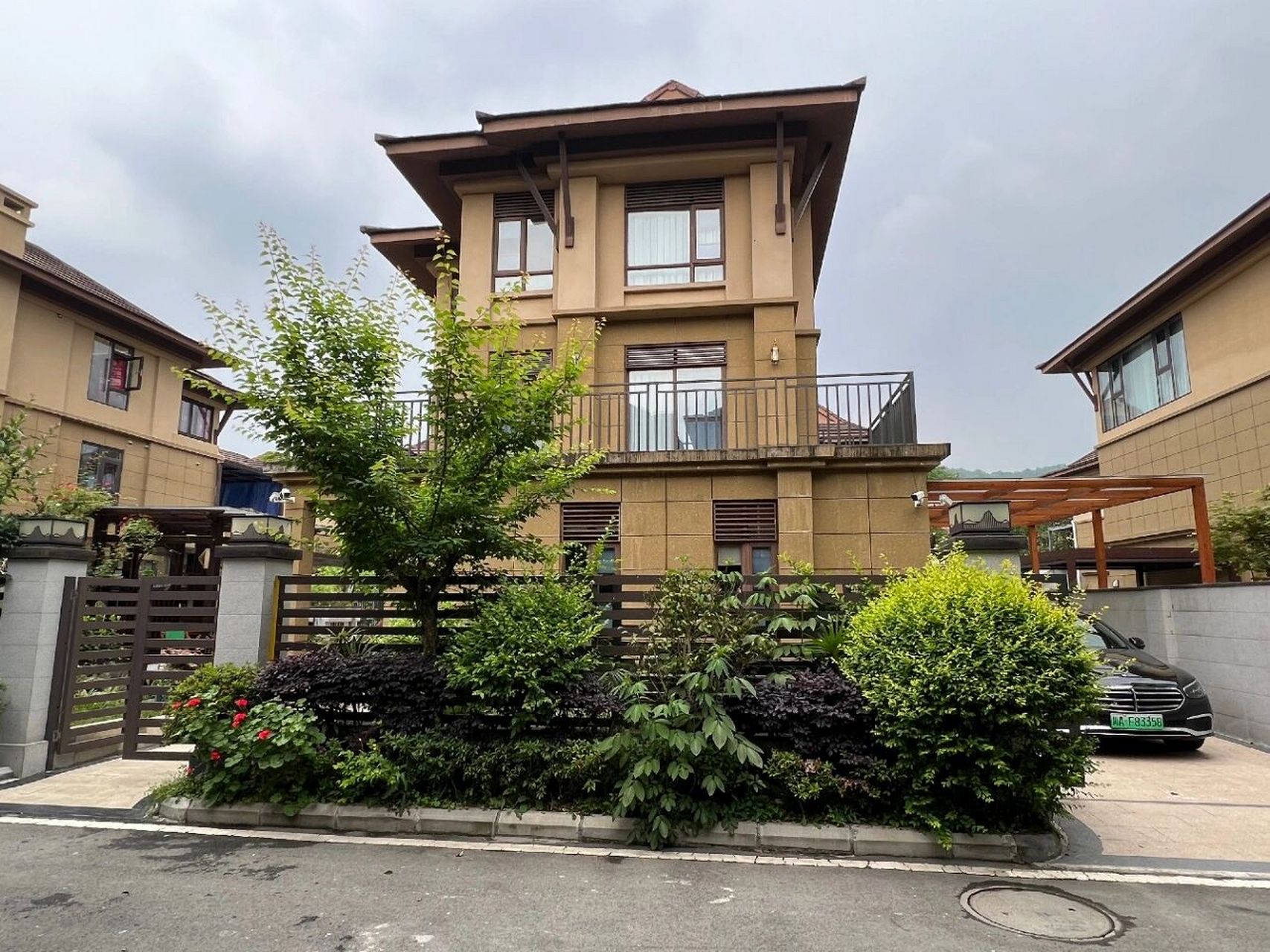 坐标:御青城 区域:都江堰,青城山 性质:独栋别墅 装修:豪装,花费300个