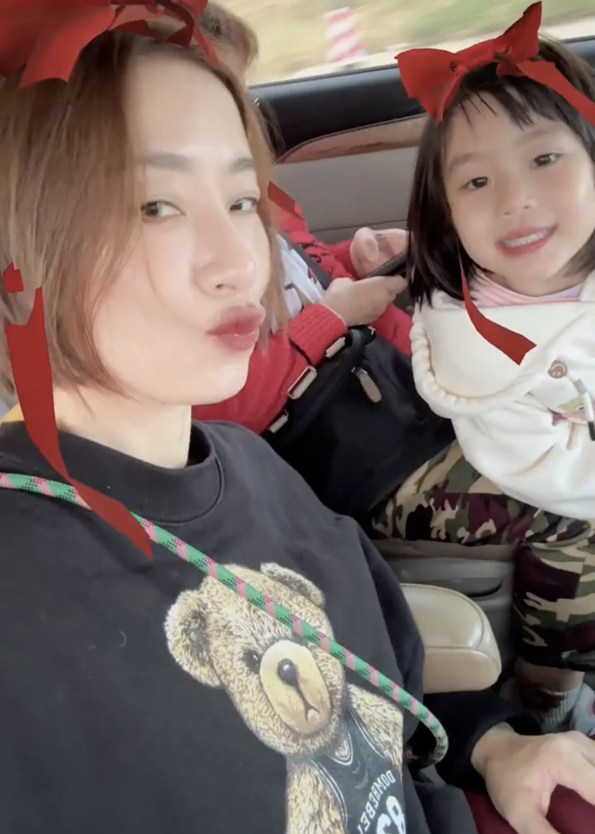 近日杨怡带着一双儿女出游过圣诞母子三人在车里玩自拍好欢乐