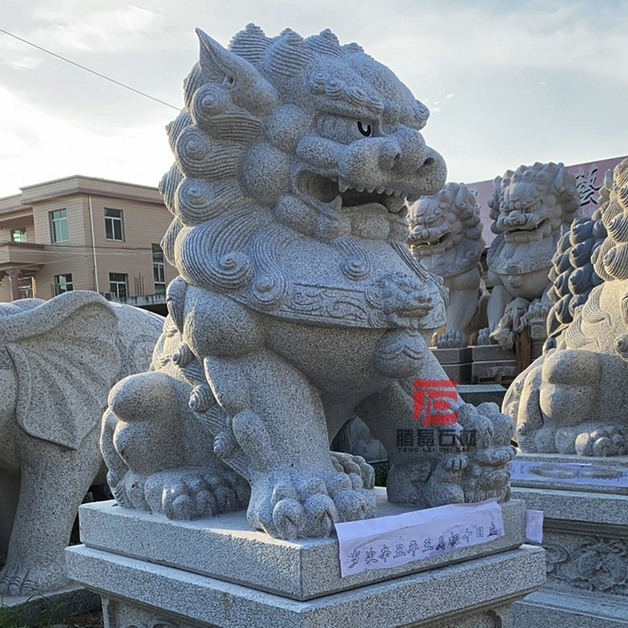 石雕北京狮的雕刻工艺匠心独运,每一道工序都凝聚着艺人的智慧与匠心.