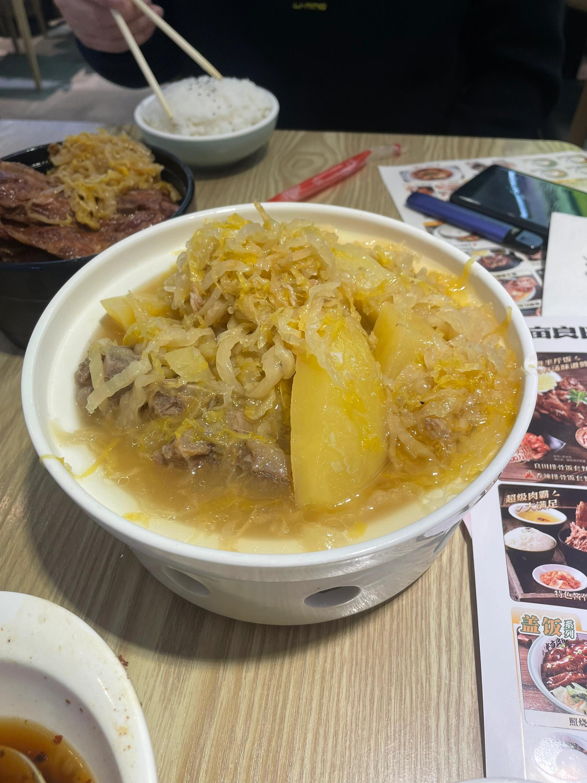 但同等价位的脊骨炖酸菜真的一般,也是24但基本全是酸菜,肉比排骨米饭
