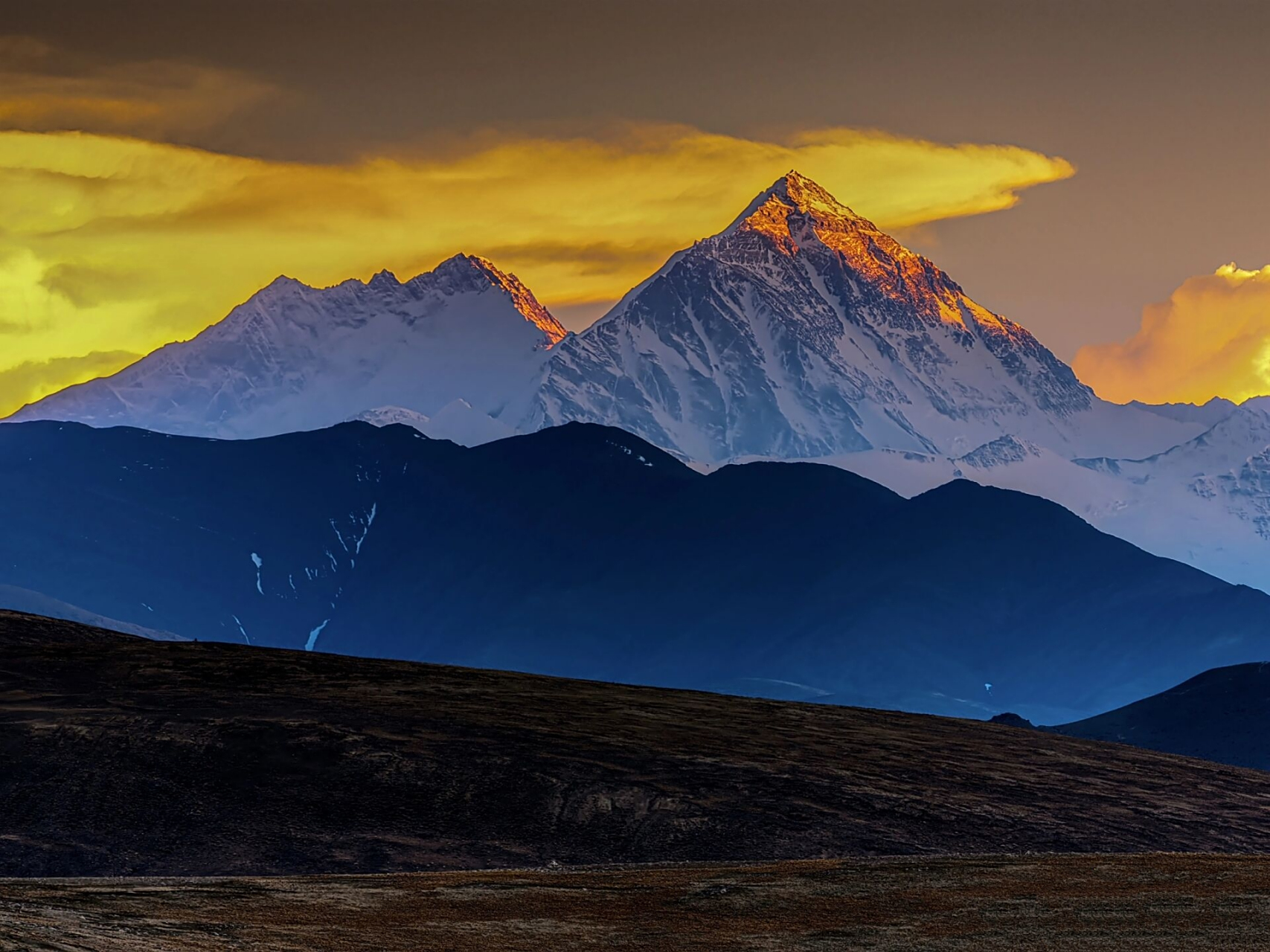 珠穆朗玛峰,世界第一高峰,海拔8848米. 珠穆朗玛峰,岩面海拔8844.