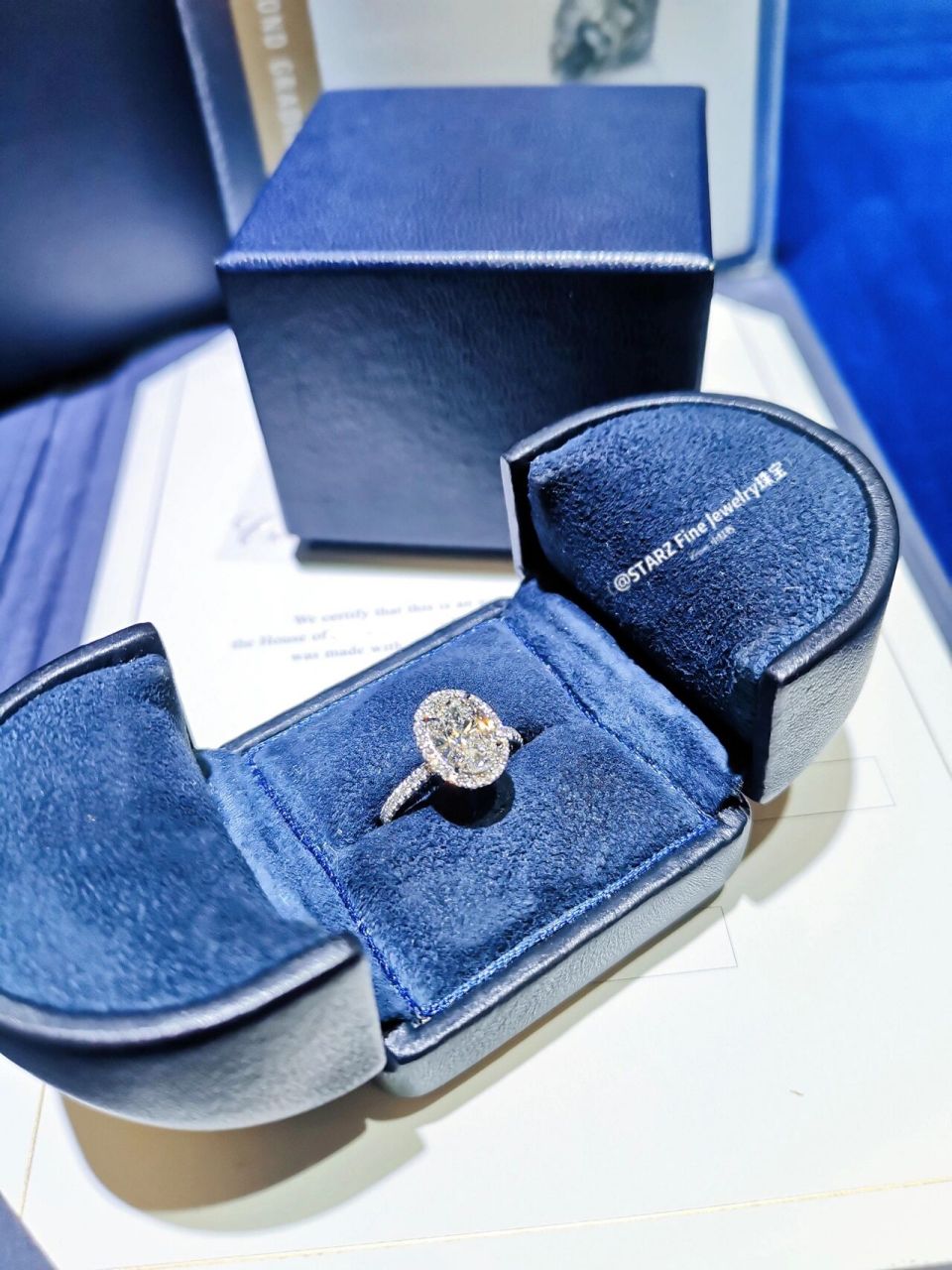 优秀的尺寸就超级显大哦 定制了瀚唯hw the one钻戒 在单圈钻石的环绕