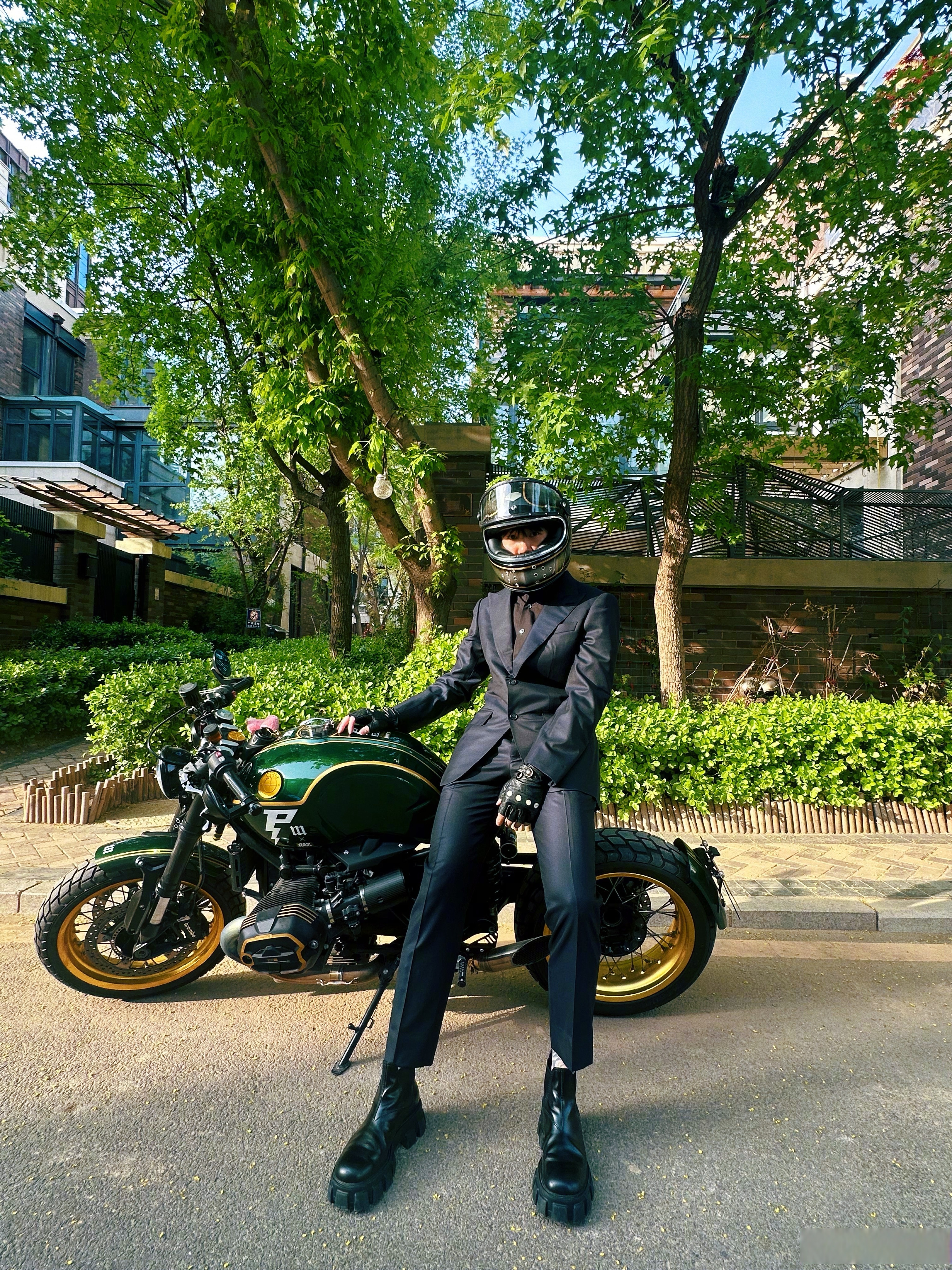 春光明媚 骑车去开会