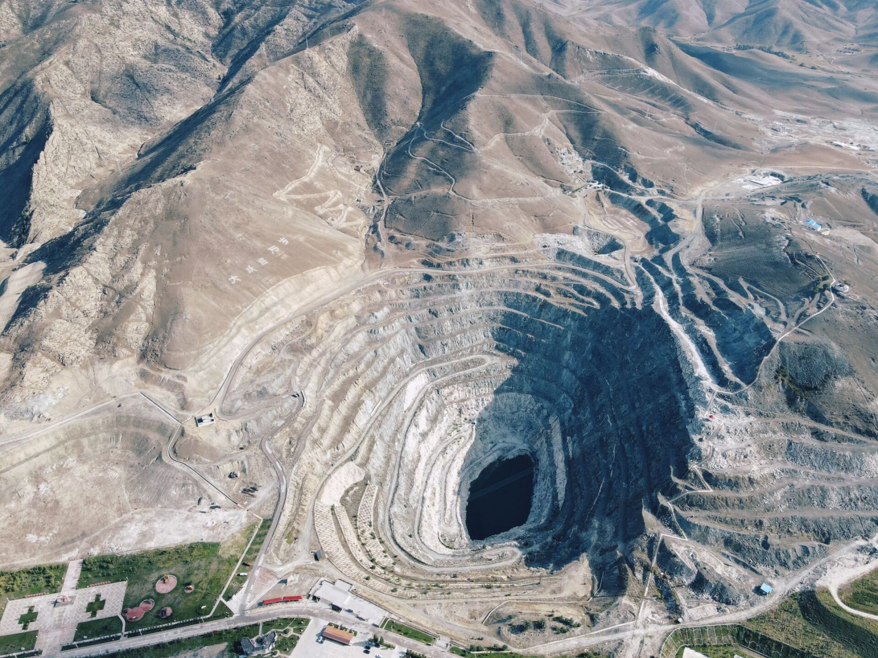 可可托海矿坑的故事图片