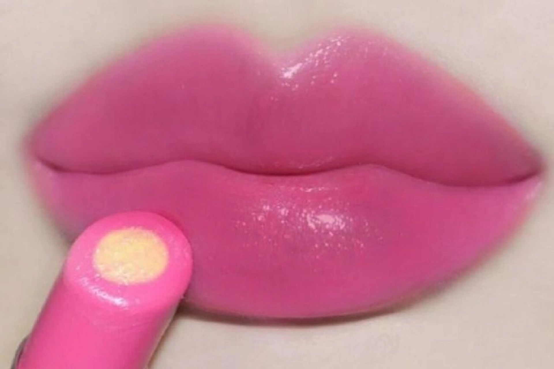 因为很难驾驭,所以一般情况下,死亡芭比粉的颜色不太适合黄皮或者是偏