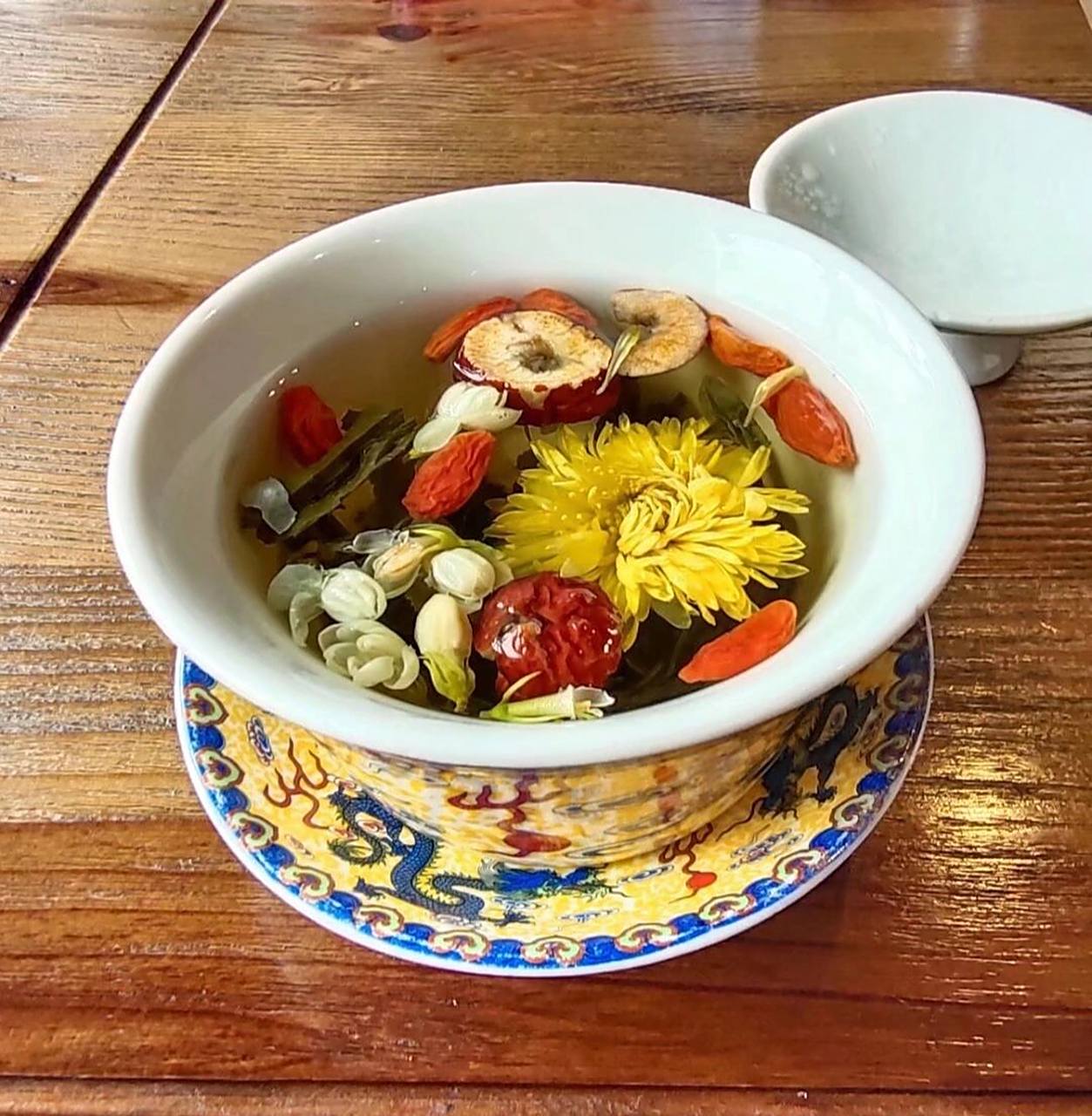 菊花红枣枸杞茶 你如果长期伏案工作,两眼干涩,菊花枸杞红枣茶是你