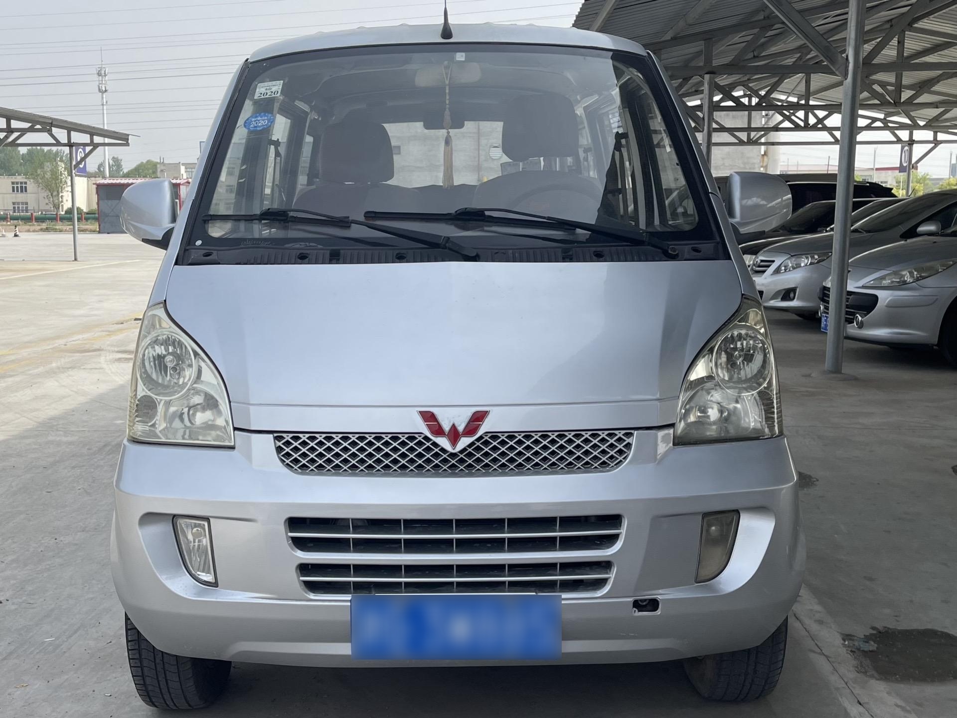 12年8月五菱荣光8人座,车况好无事故,发动机底盘好,喜欢你联系价格不