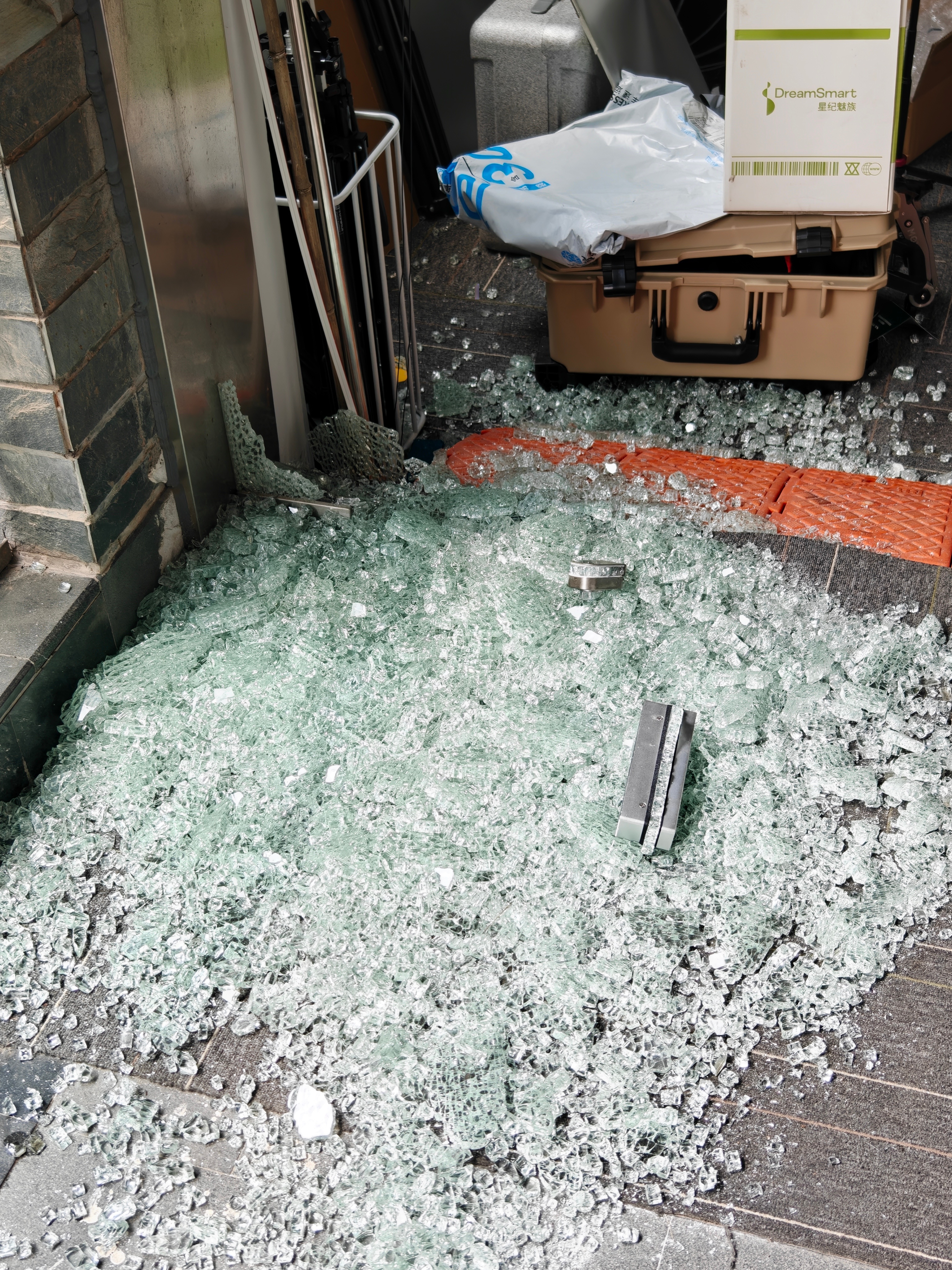 一早起来,门碎了