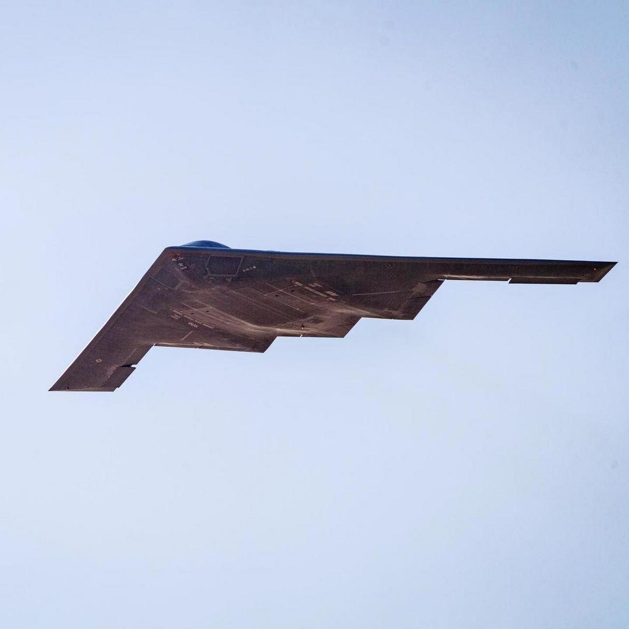 世界唯一在役的隐形轰炸机b2  一架价值24亿美刀   相当于同等重量