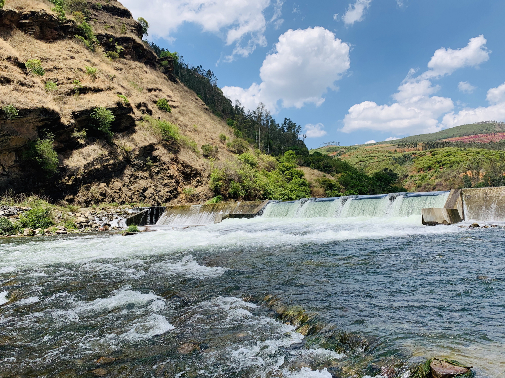 宜良柴石滩水库 离昆明最近玩水的地方,水质相当呢好,宜良柴石滩水库