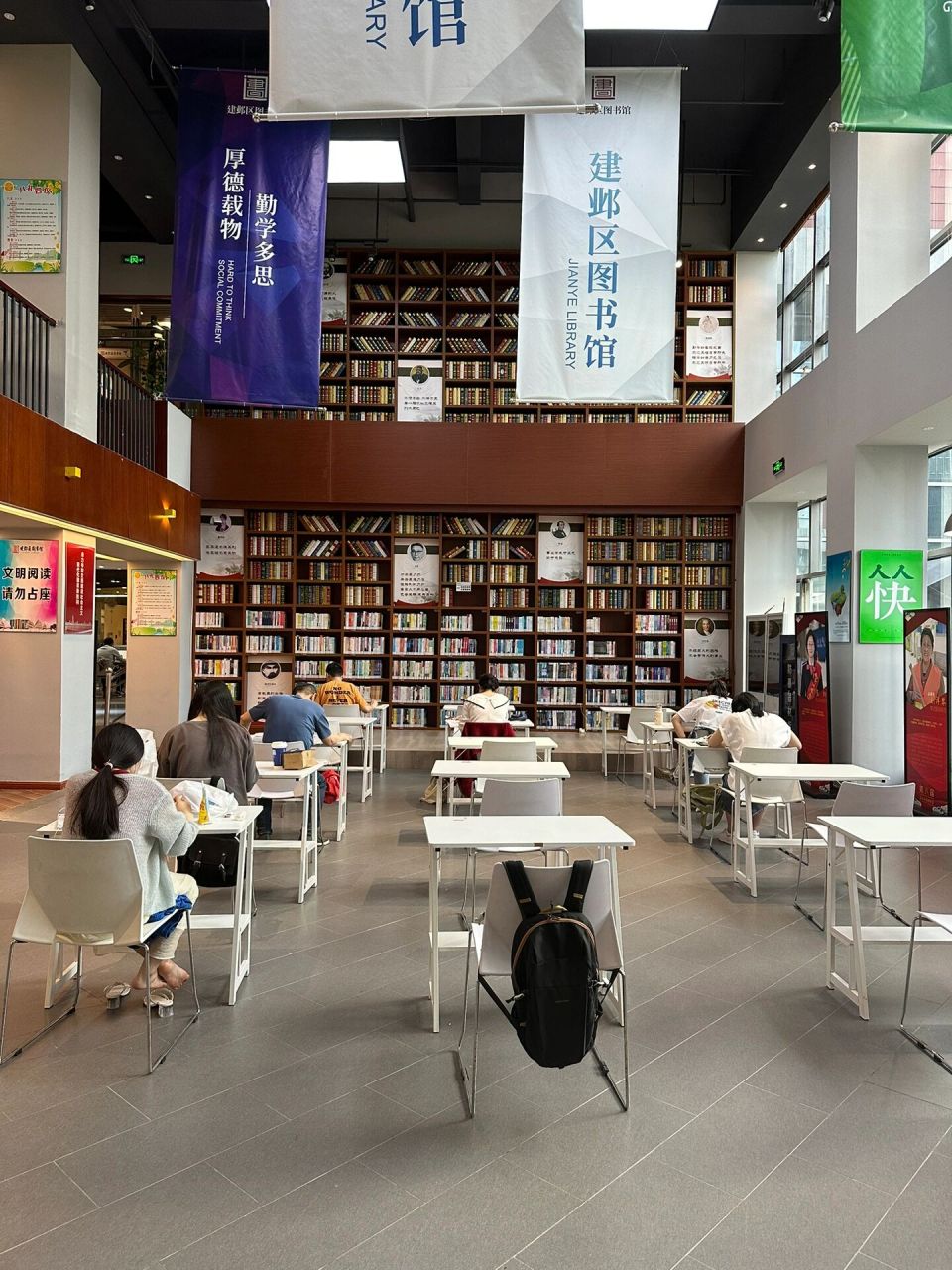 建邺区图书馆真是宝藏～ 个人感觉比金陵图书馆要好,可以免费停车,有