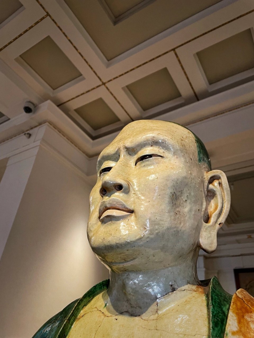 大英博物馆 辽三彩罗汉 最喜欢这尊辽代 三彩罗汉像.初见,被高超的雕