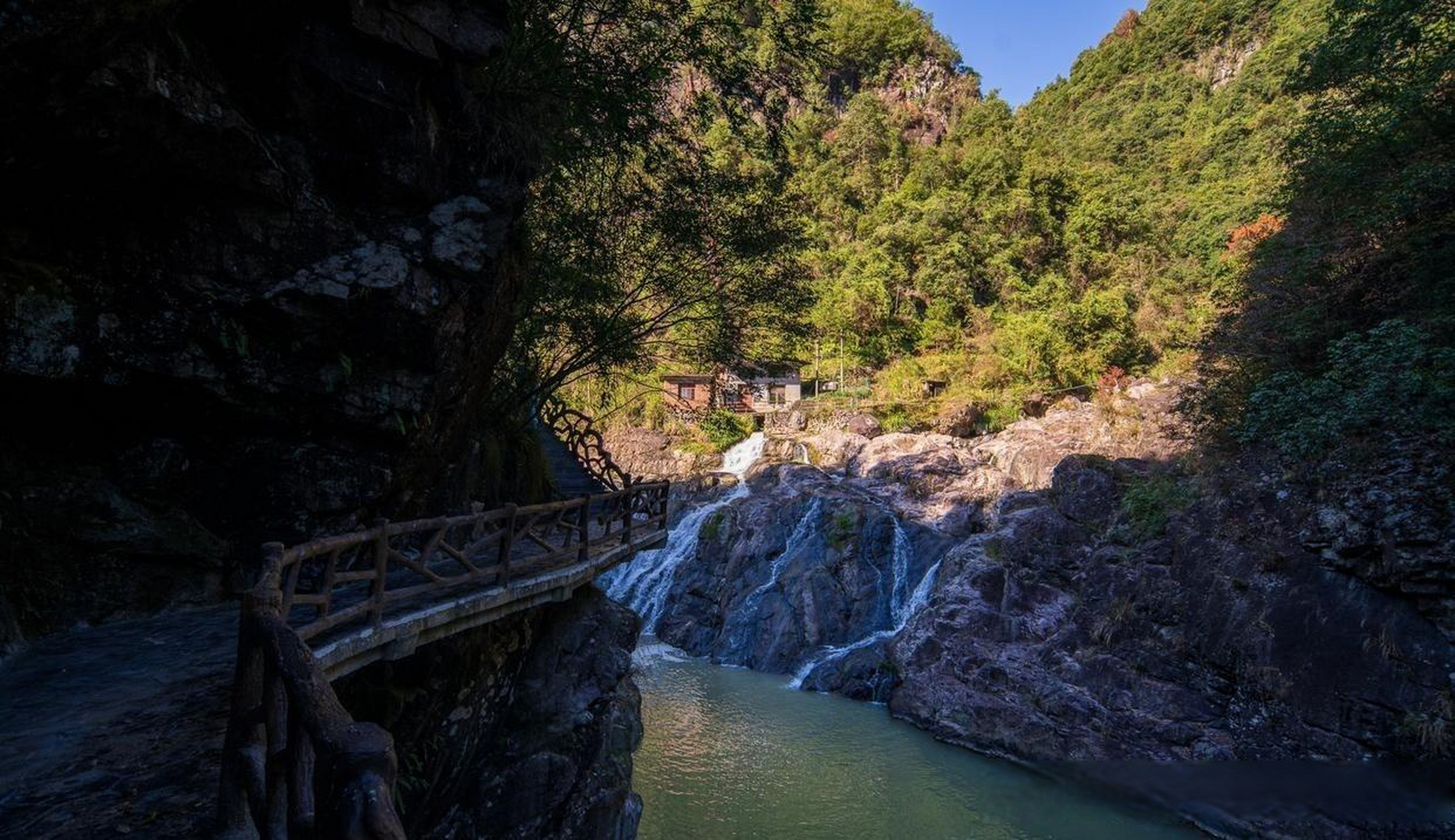 云游风物之旅位于浙江泰顺的氡泉大峡谷风景如画,堪称大自然的鬼斧神