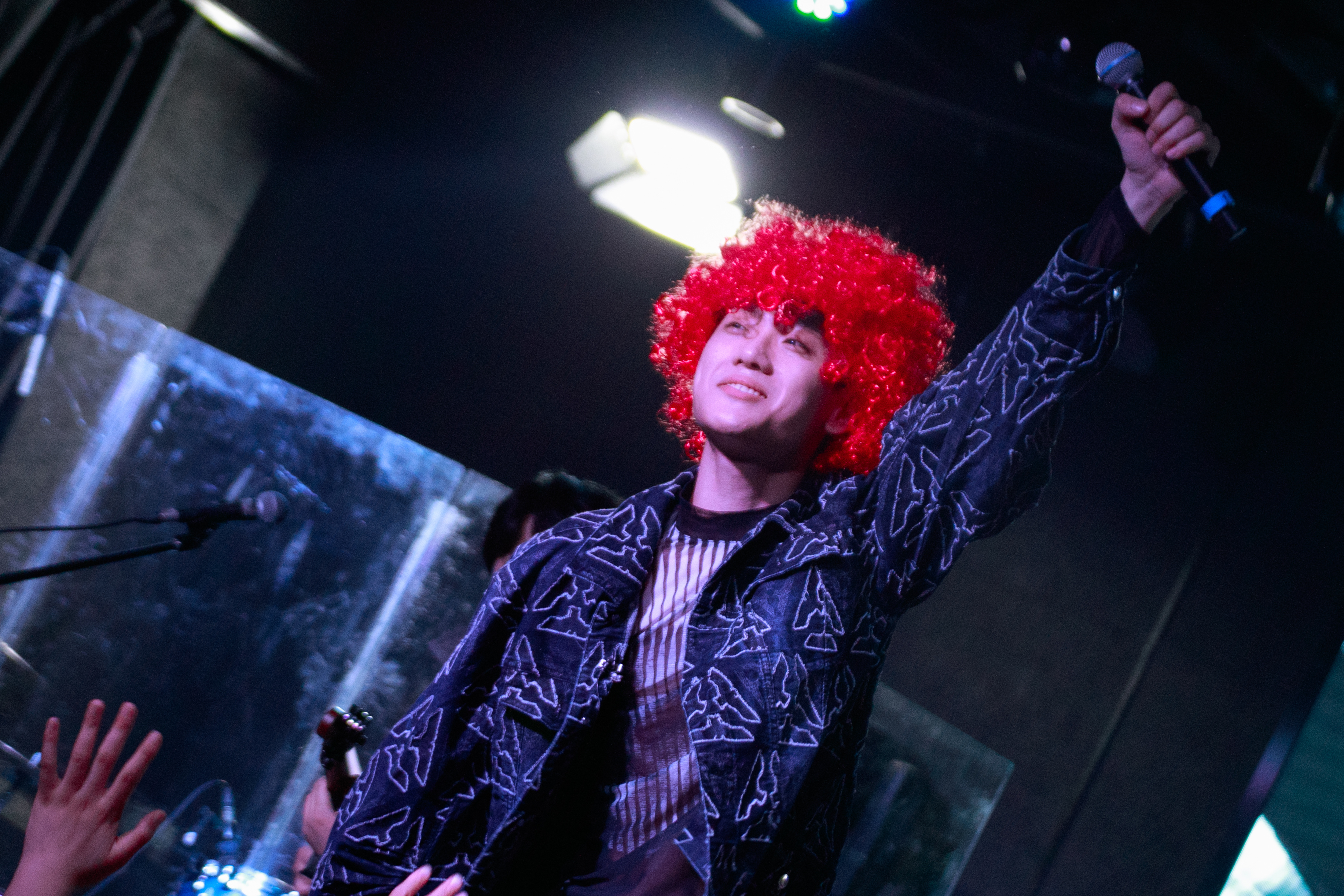 live之所以迷人想是因为他永远是独一无二不可复制的,而乐队之所以