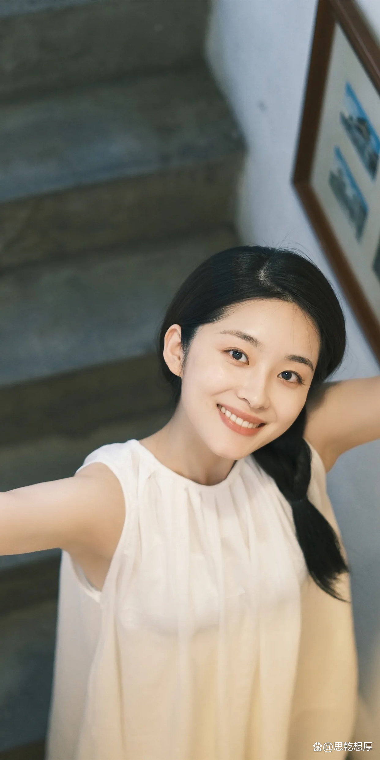 最近,新生代女神吴曼思在社交媒体上的美照真是惊艳众人了!