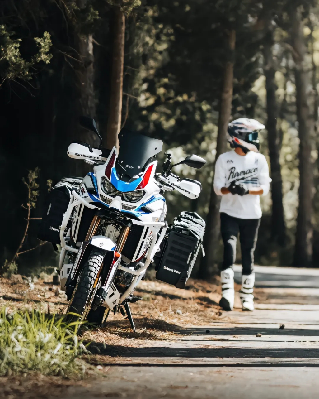 本田非洲双缸africa twin上装备一套全新的lonerider motobags边包