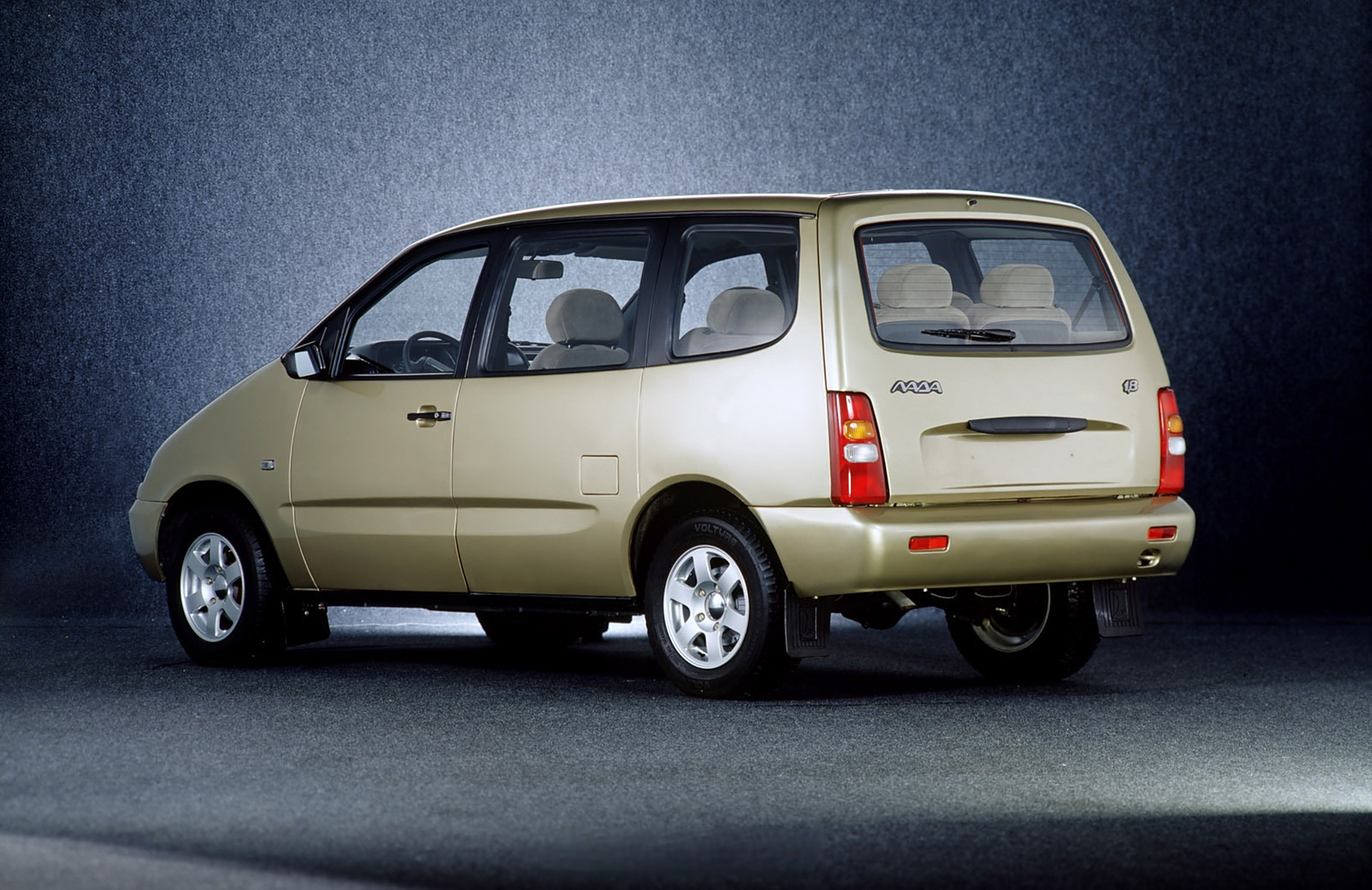 vaz 2120,又叫拉达nadezhda,俄罗斯汽车工业90年代末针对mpv细分市场