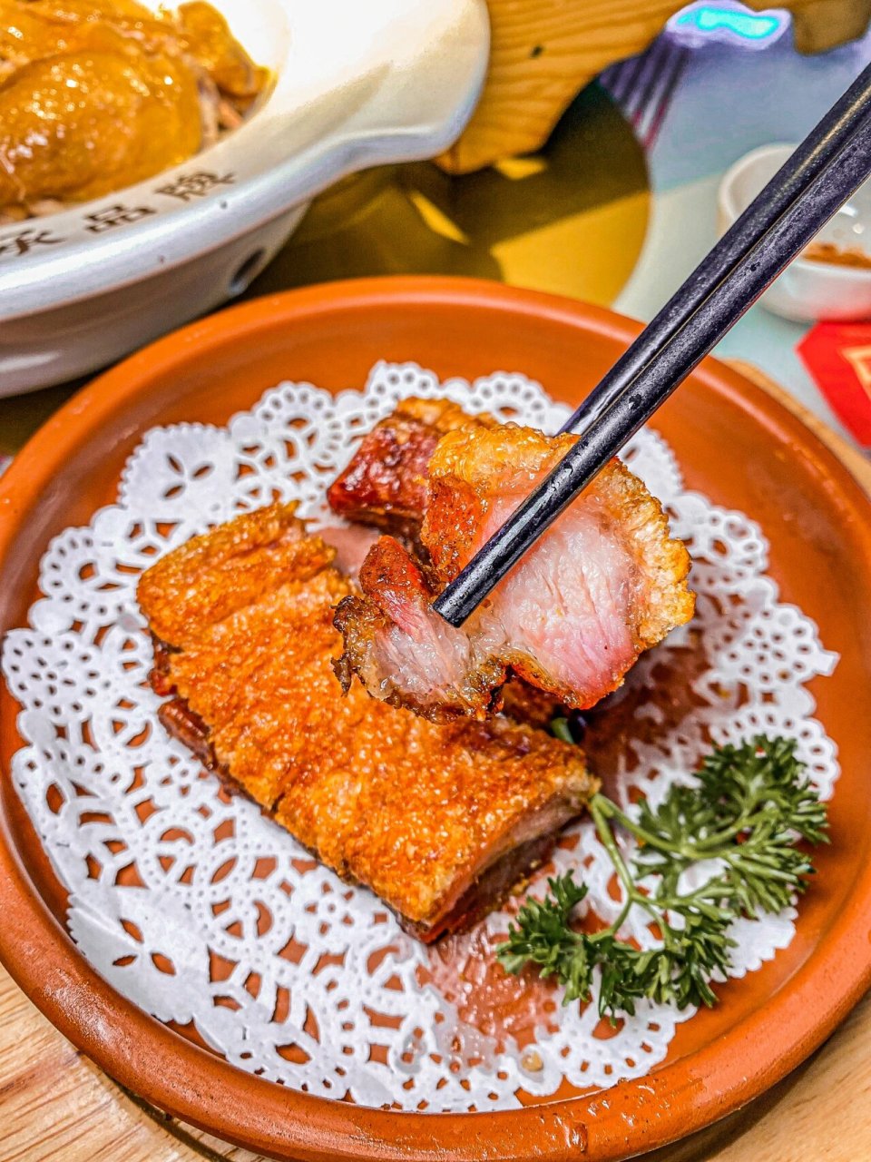 惠州这家传统古法制作的盐焗鸡!咸香入味 果然是非遗传承品牌!