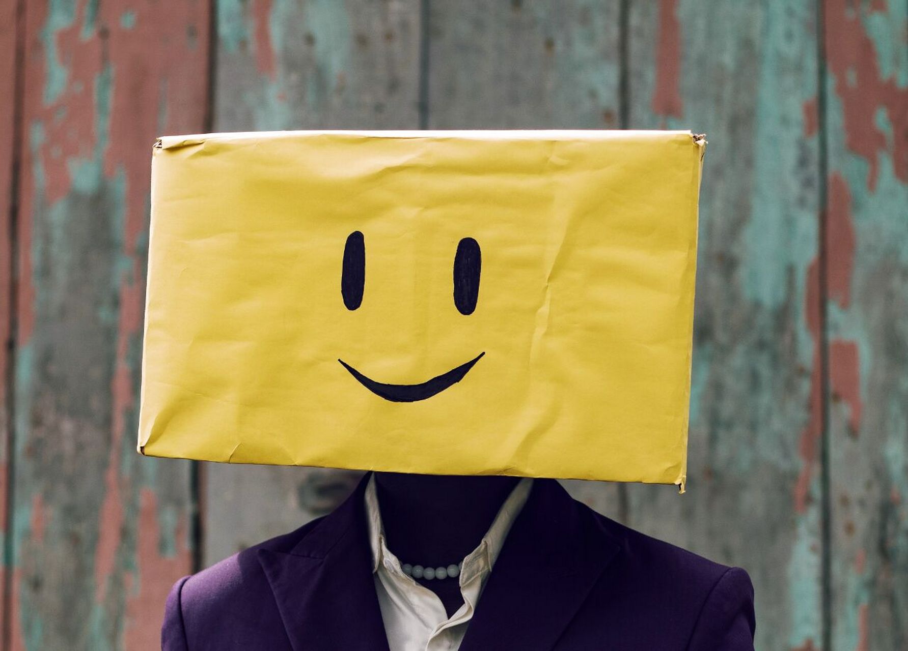 每个人都会根据特定的情境和环境,戴上适合的人格面具,表现出符合该