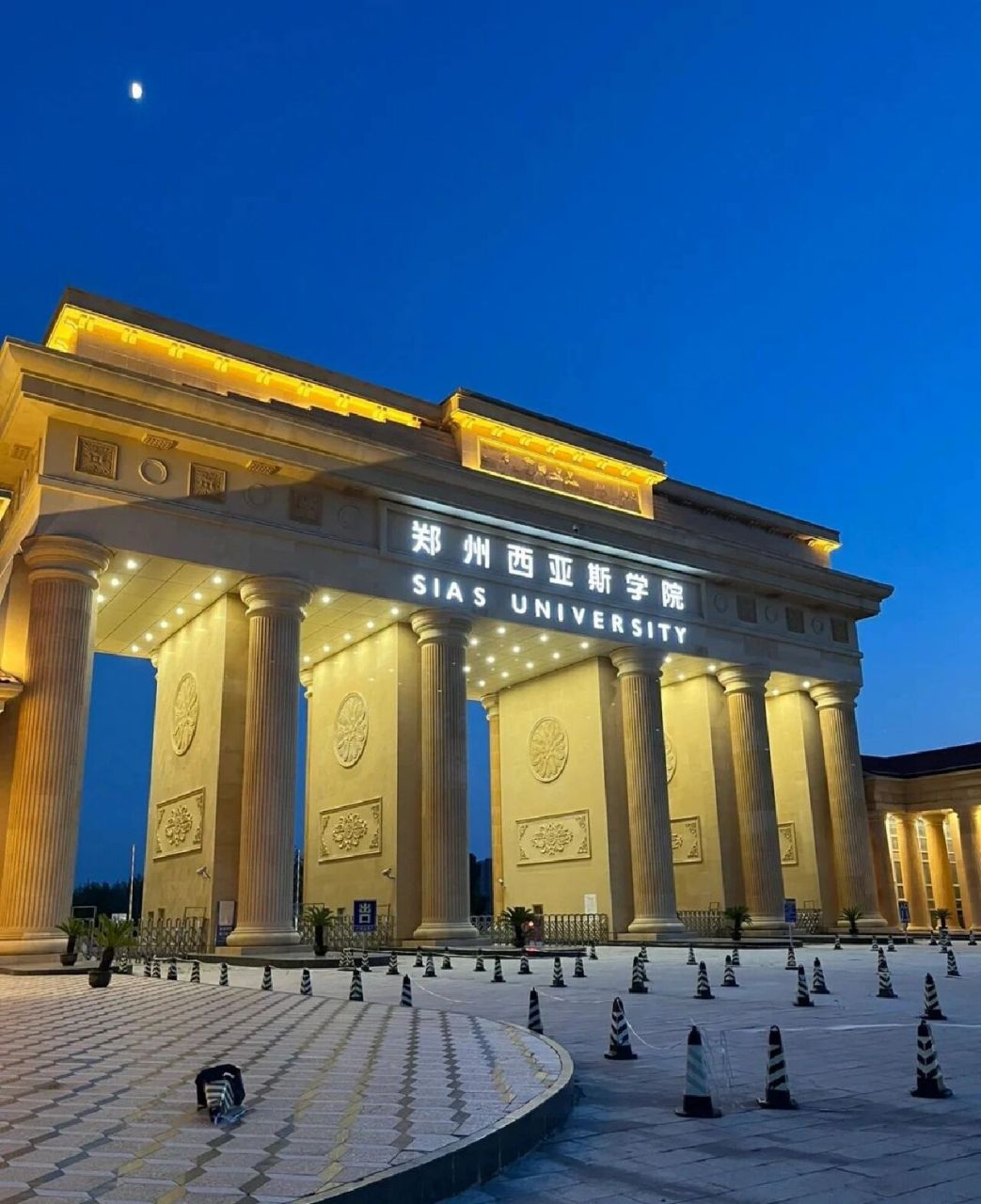 郑州西亚斯整体建筑欧式化,著名建筑有:城堡,白堡,欧洲街,伦敦街