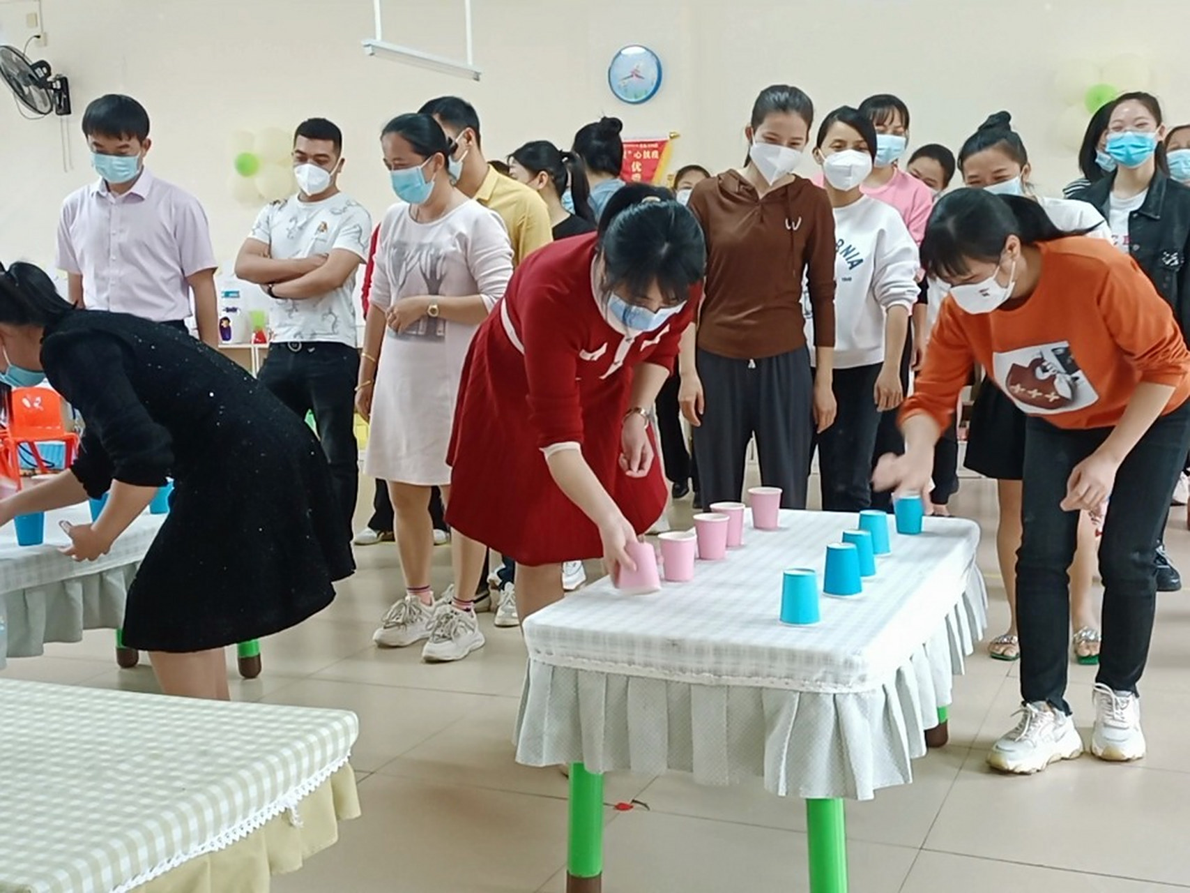 家长会会前小游戏 单手翻纸杯