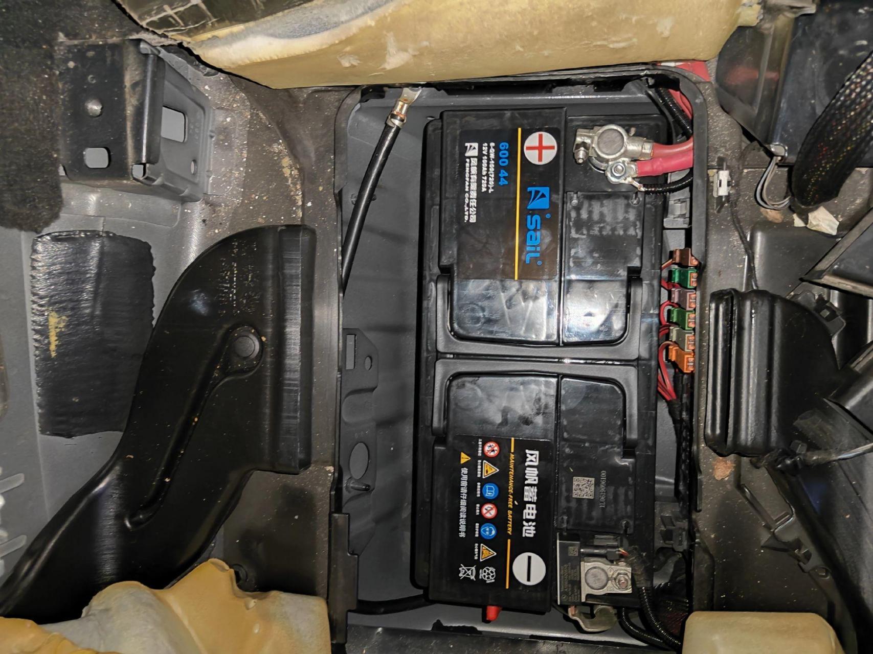 奔驰ml350上门更换电瓶搞定 这车电瓶在副驾驶座椅下面,拆掉座椅才能